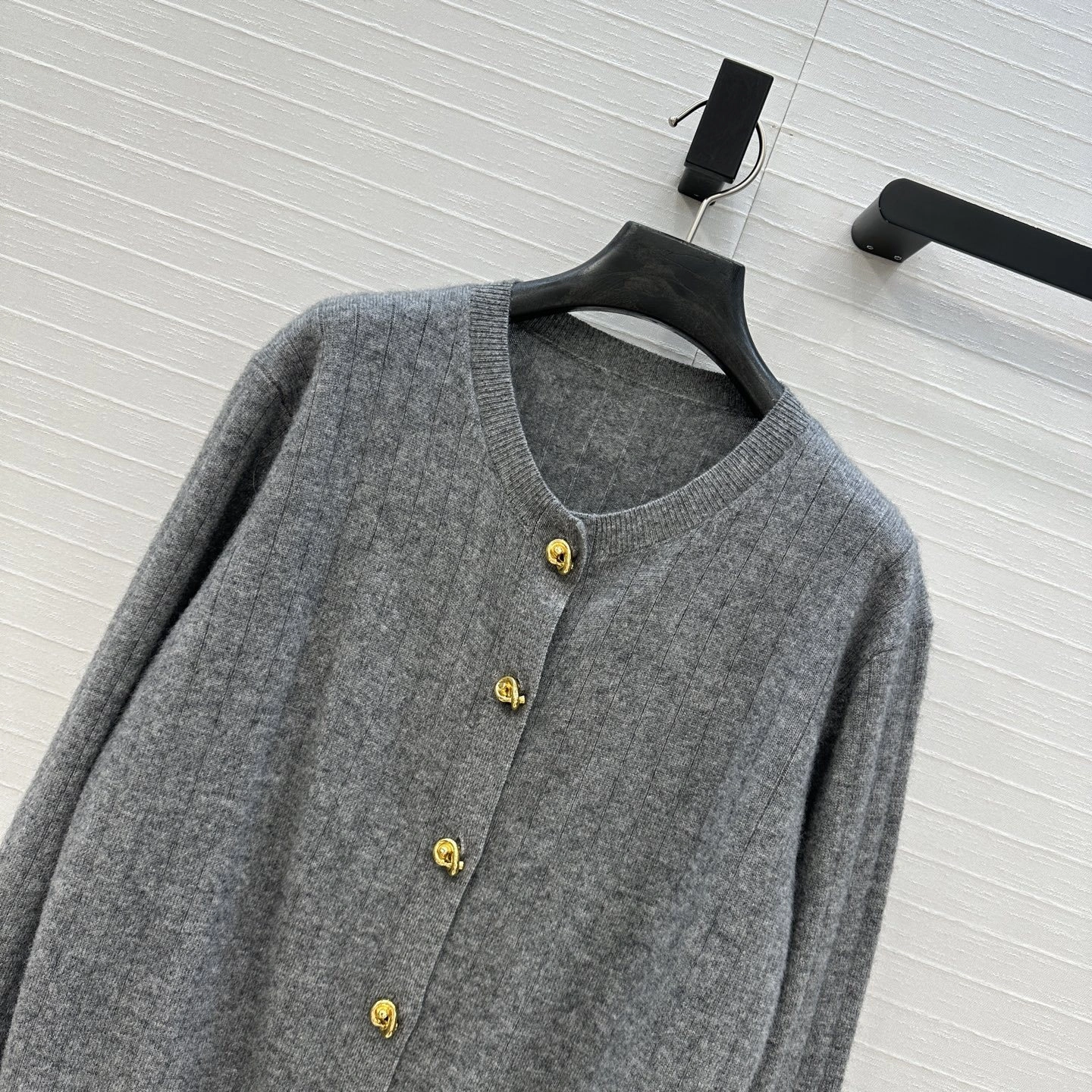 Victoria -- V595t1 cashmere item:E-F061I0711