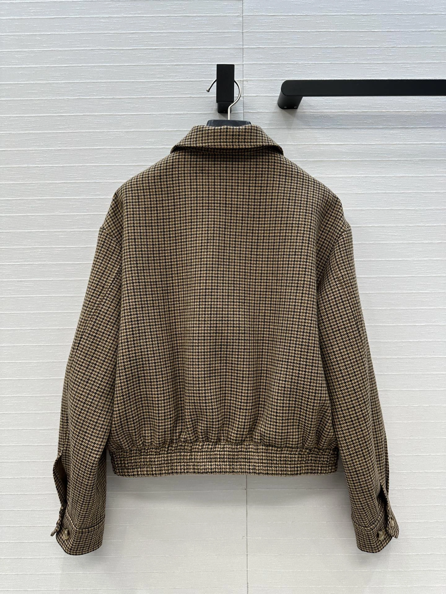 Victoria -- Yv5s wool item:E-F061I0720