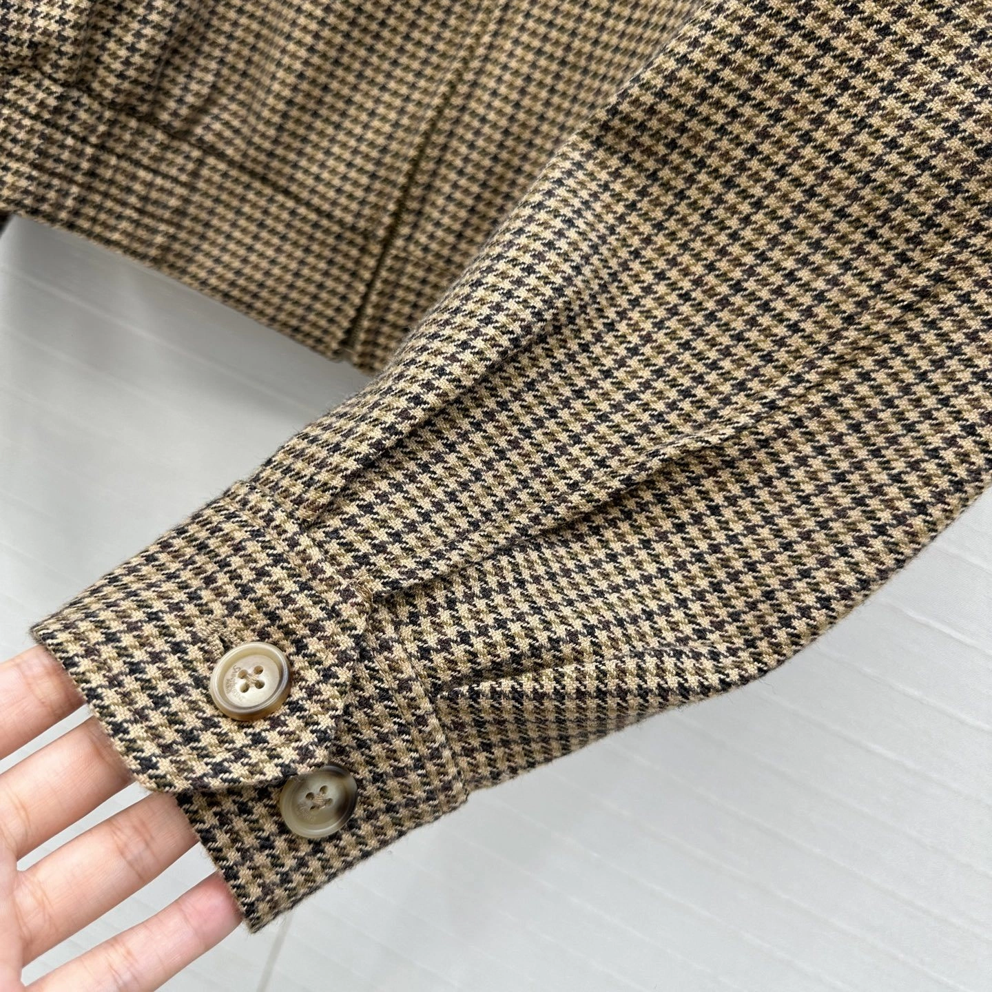Victoria -- Yv5s wool item:E-F061I0720
