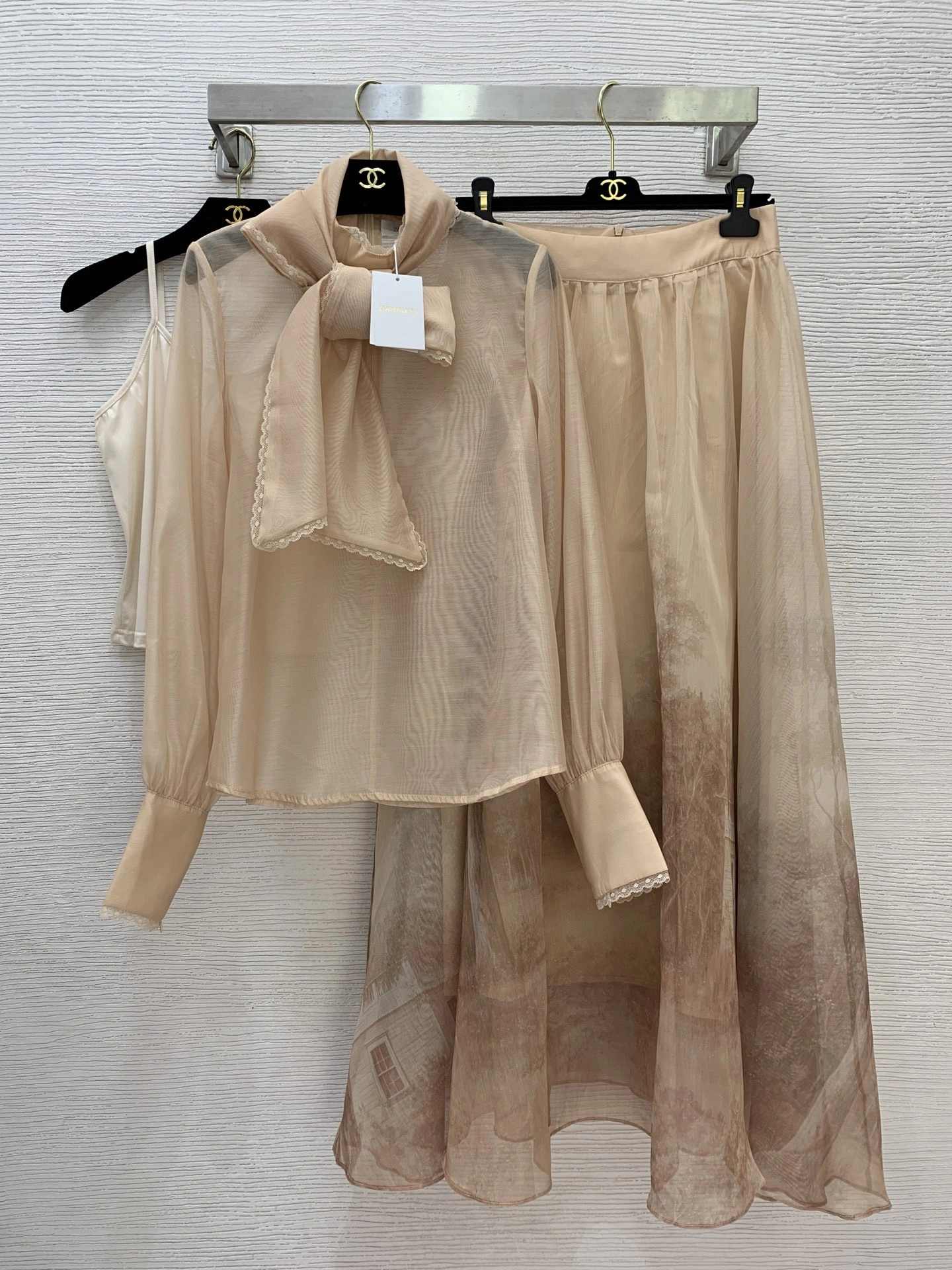 Victoria -- Zi775r7199 three piece item:E-F044L1946H
