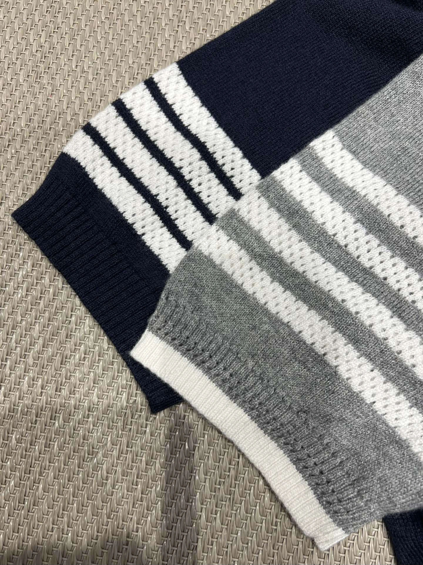 Victoria-- 2row95 wool 2colour item:E-F140J0821-2H