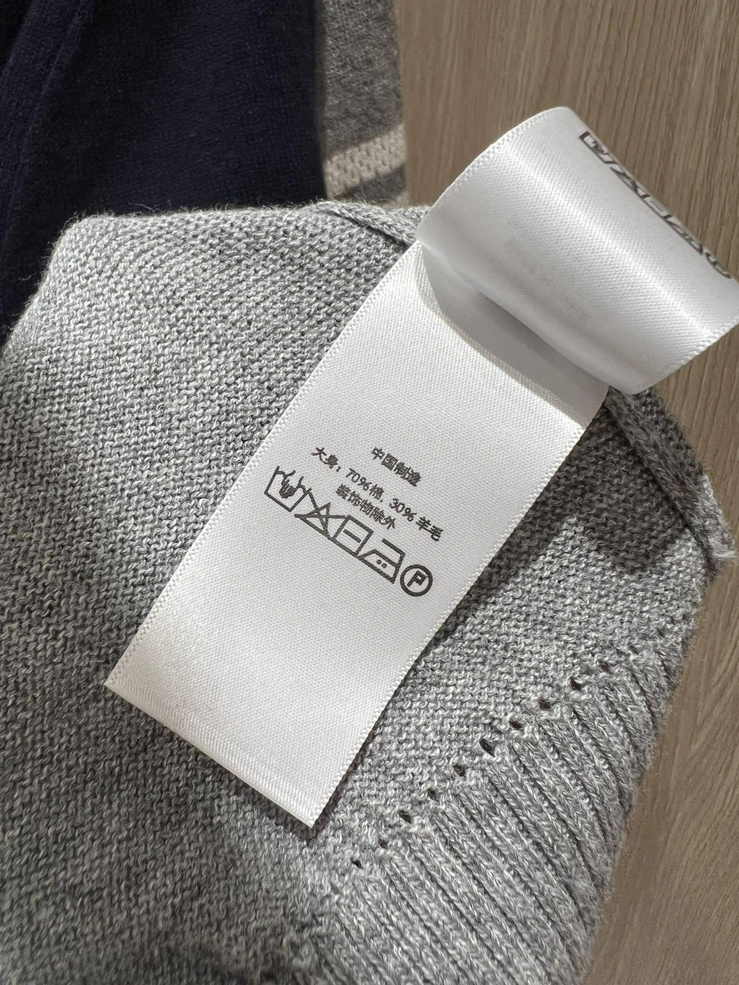 Victoria-- 2row95 wool 2colour item:E-F140J0821-2H