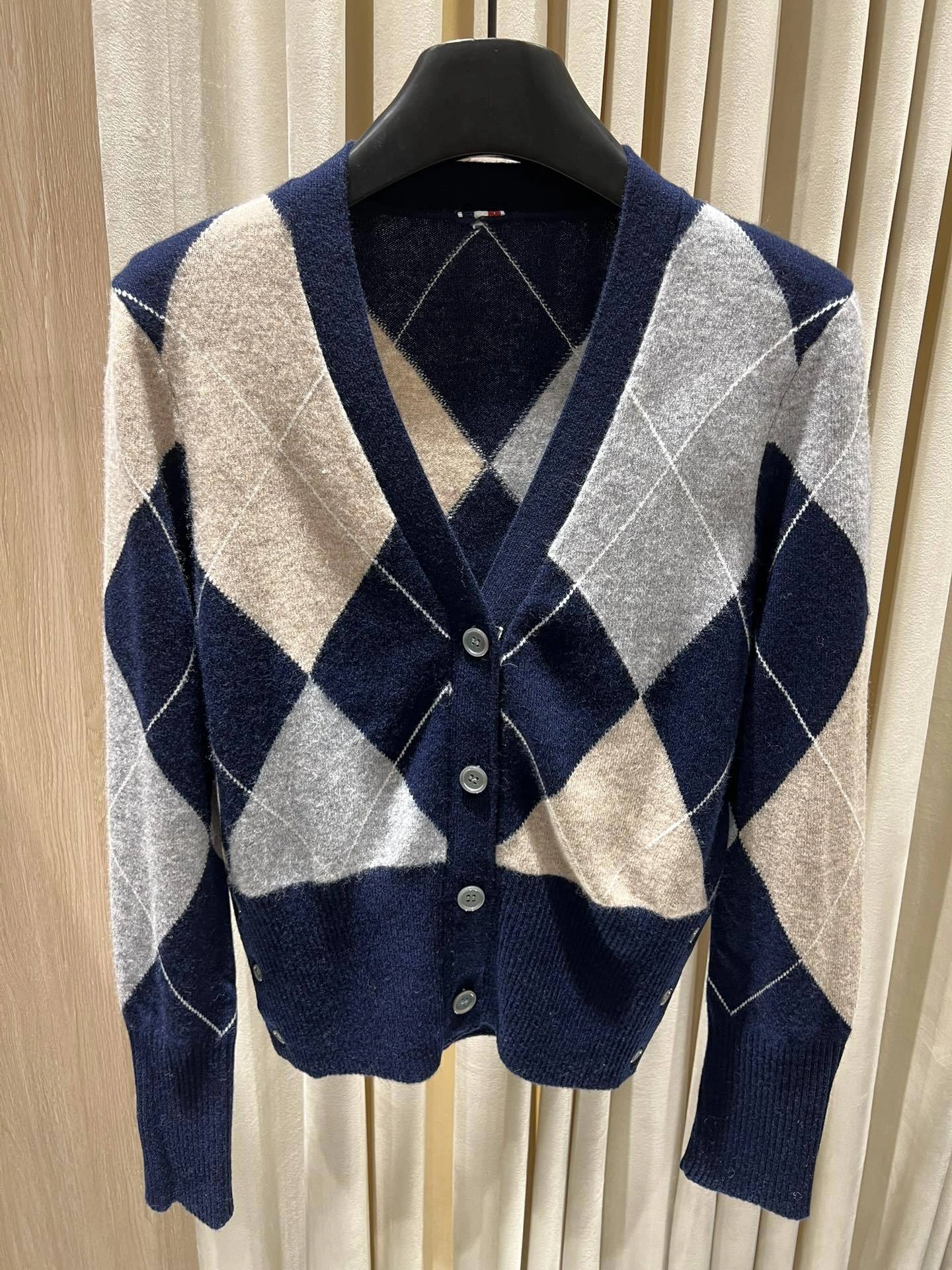 Victoria-- 2row95 wool 2colour item:E-F140J0822-2H