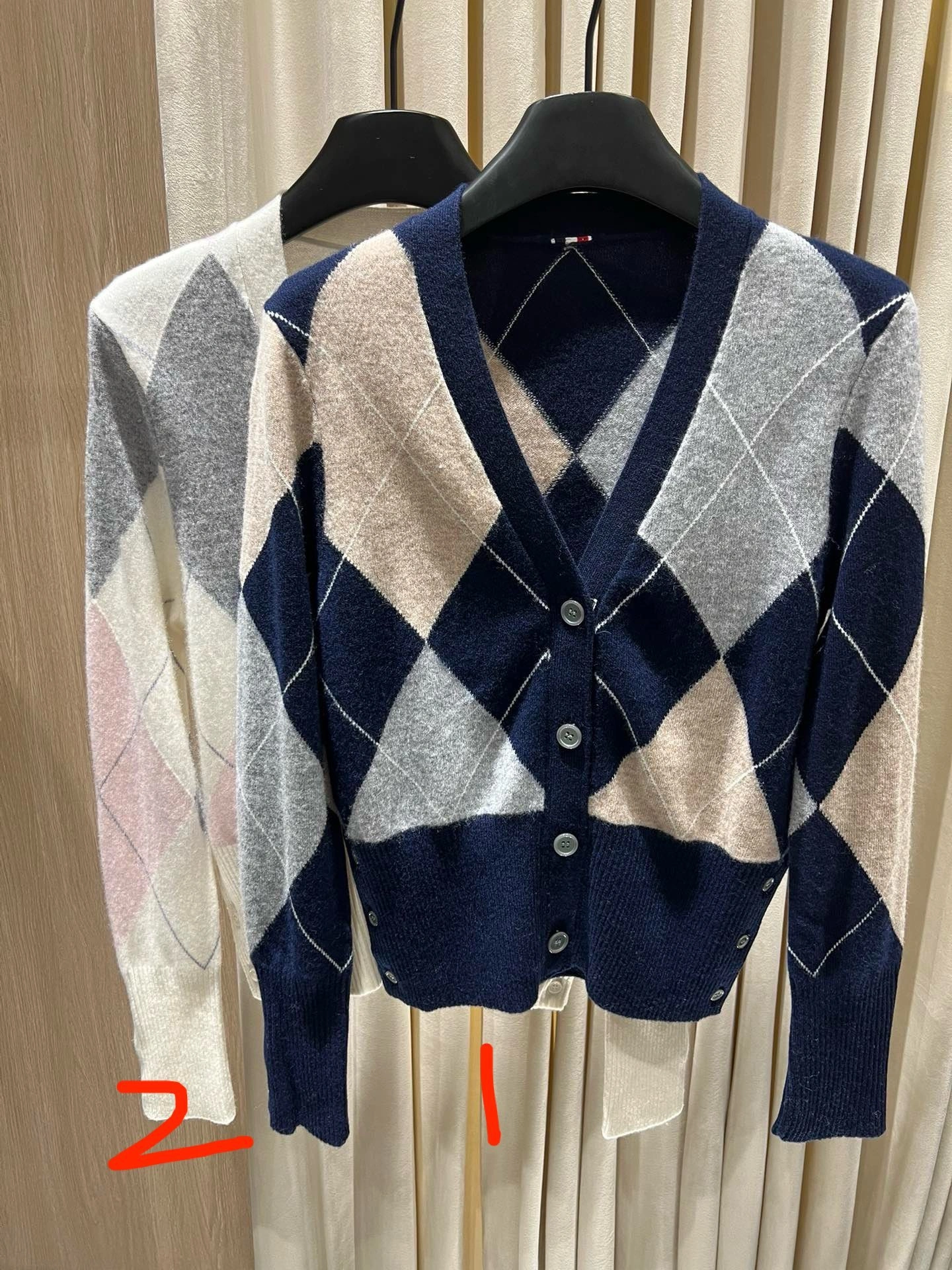 Victoria-- 2row95 wool 2colour item:E-F140J0822-2H