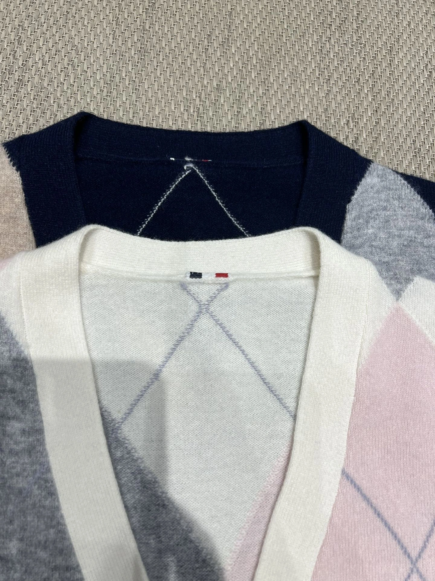 Victoria-- 2row95 wool 2colour item:E-F140J0822-2H