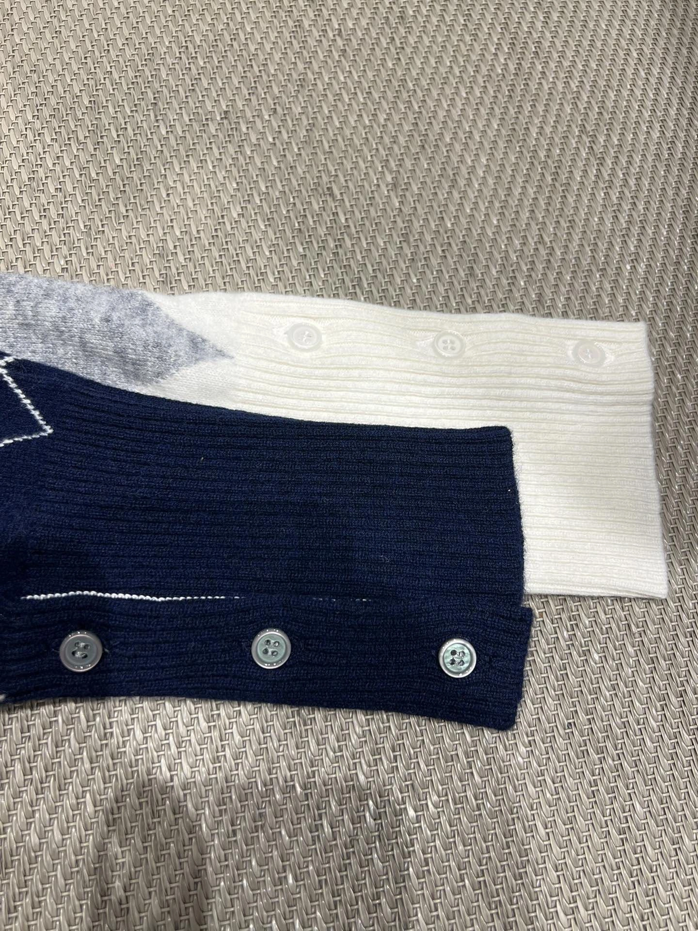 Victoria-- 2row95 wool 2colour item:E-F140J0822-2H