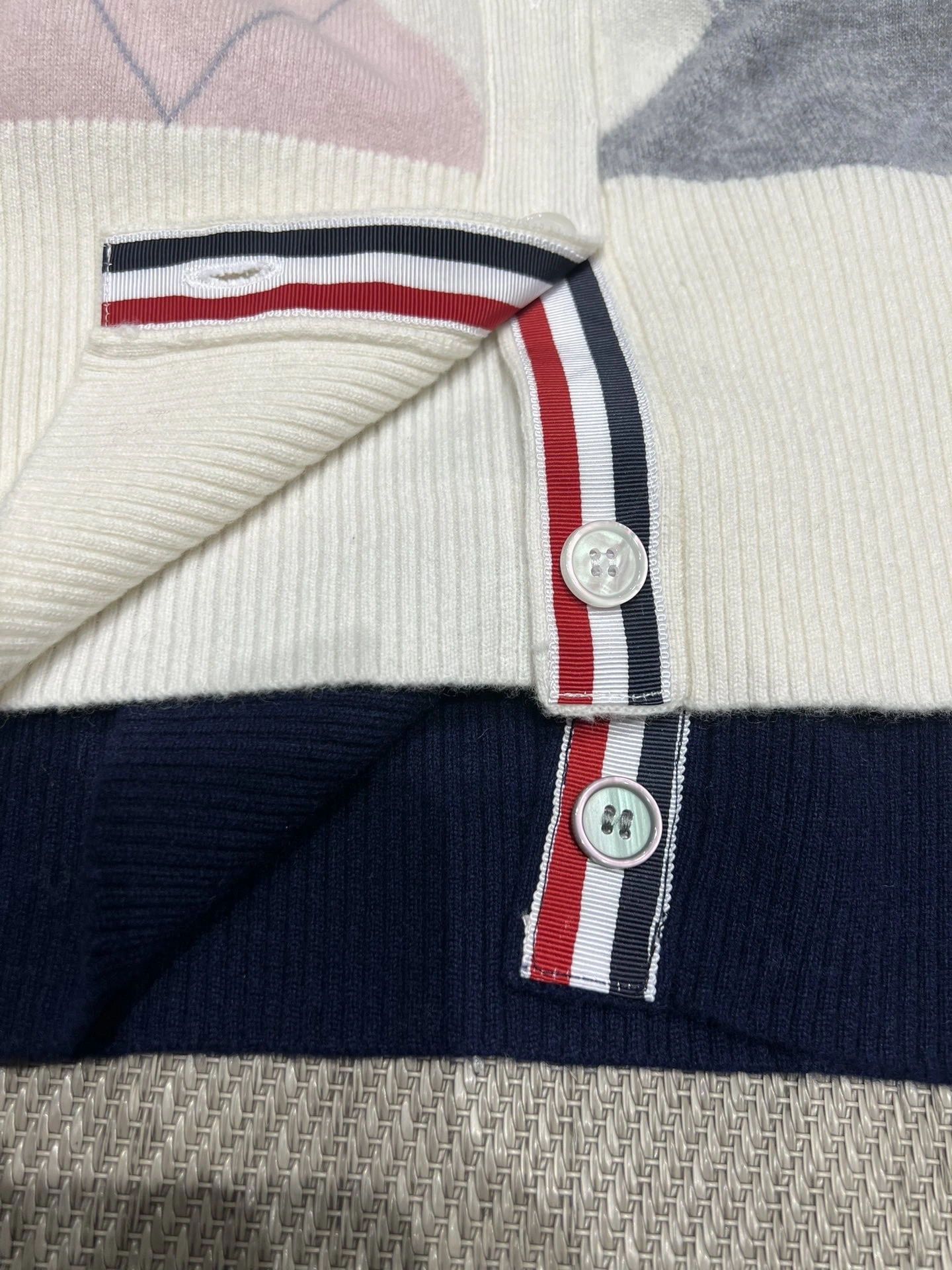 Victoria-- 2row95 wool 2colour item:E-F140J0822-2H