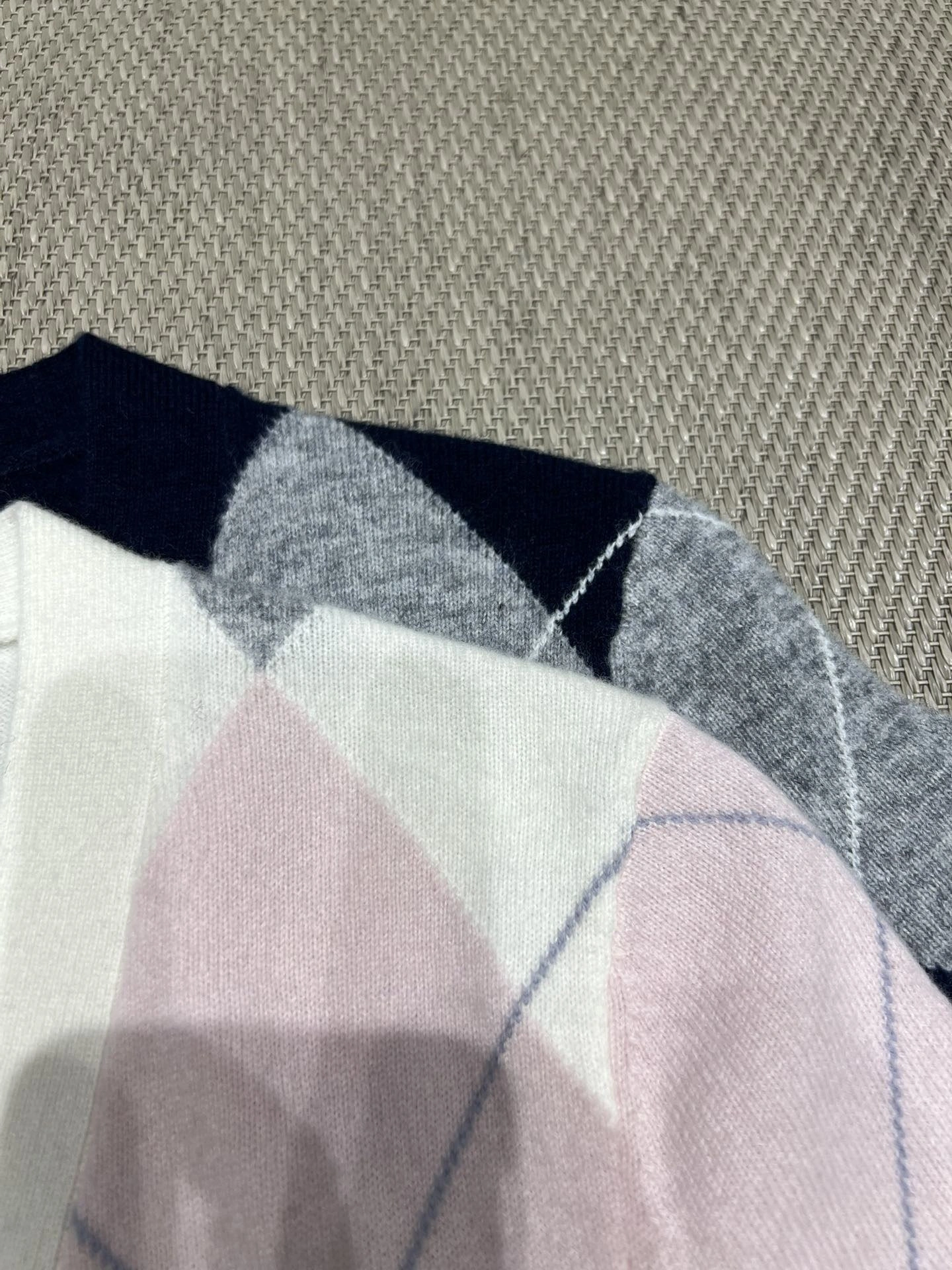 Victoria-- 2row95 wool 2colour item:E-F140J0822-2H