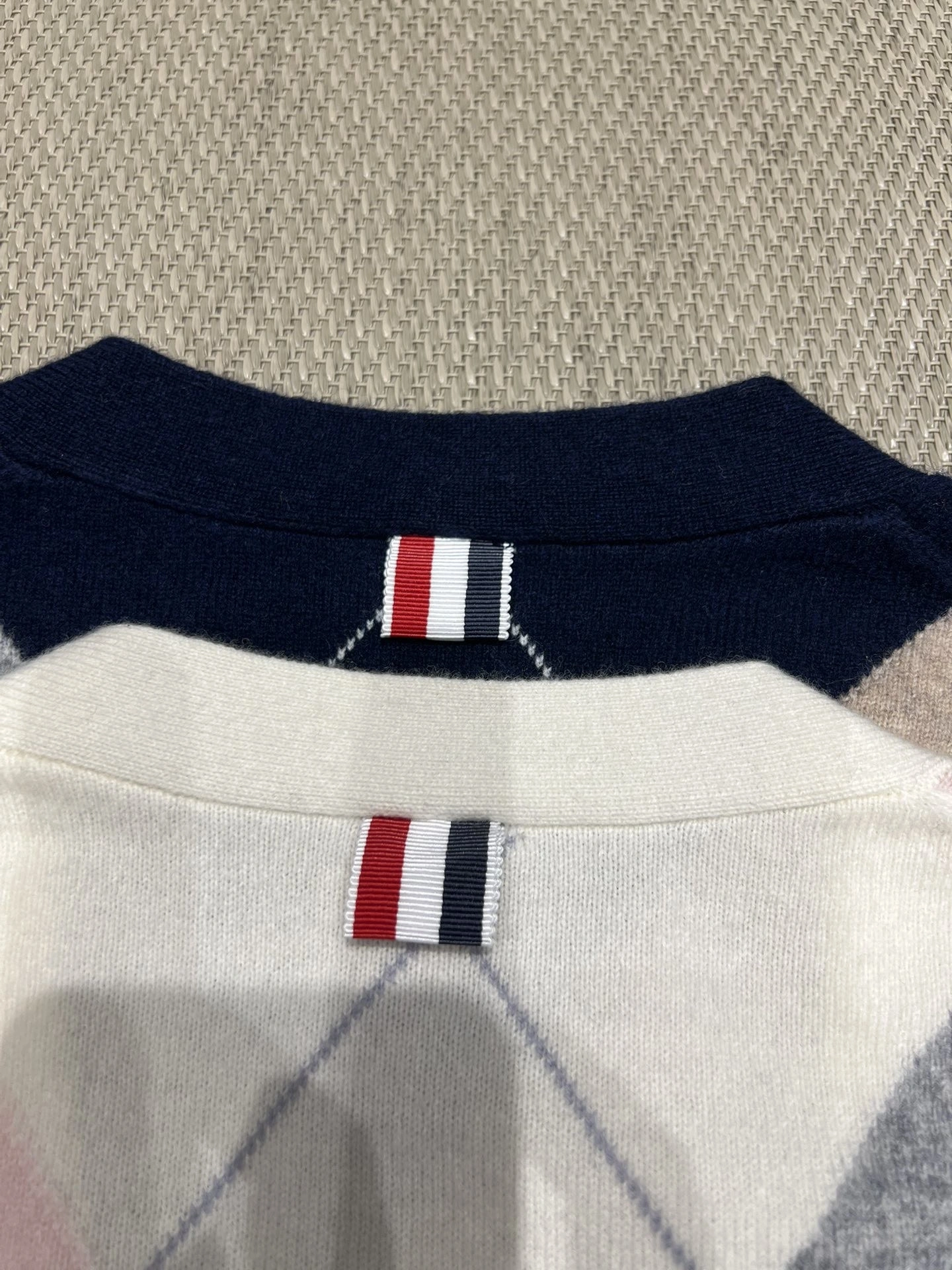 Victoria-- 2row95 wool 2colour item:E-F140J0822-2H