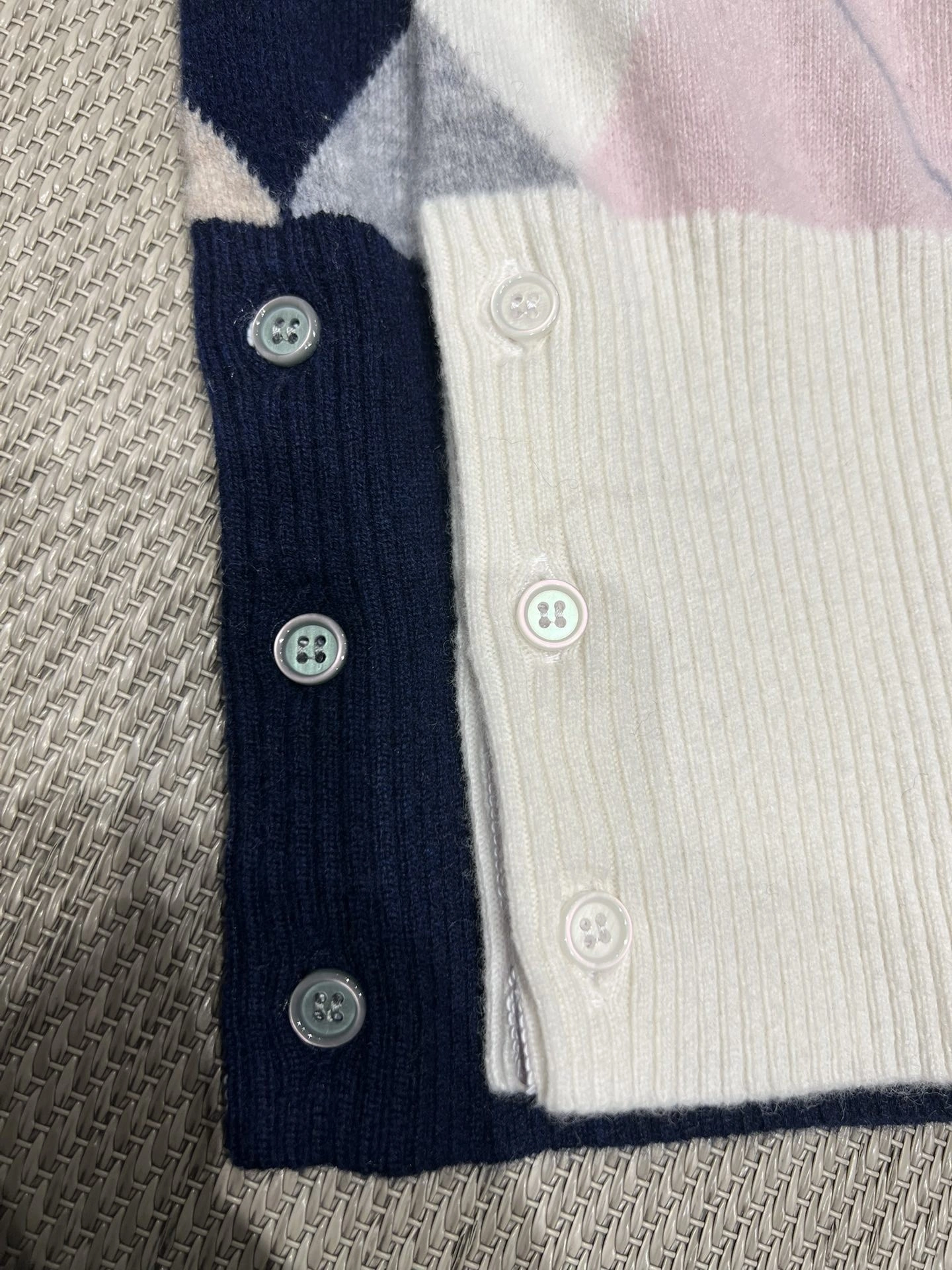 Victoria-- 2row95 wool 2colour item:E-F140J0822-2H