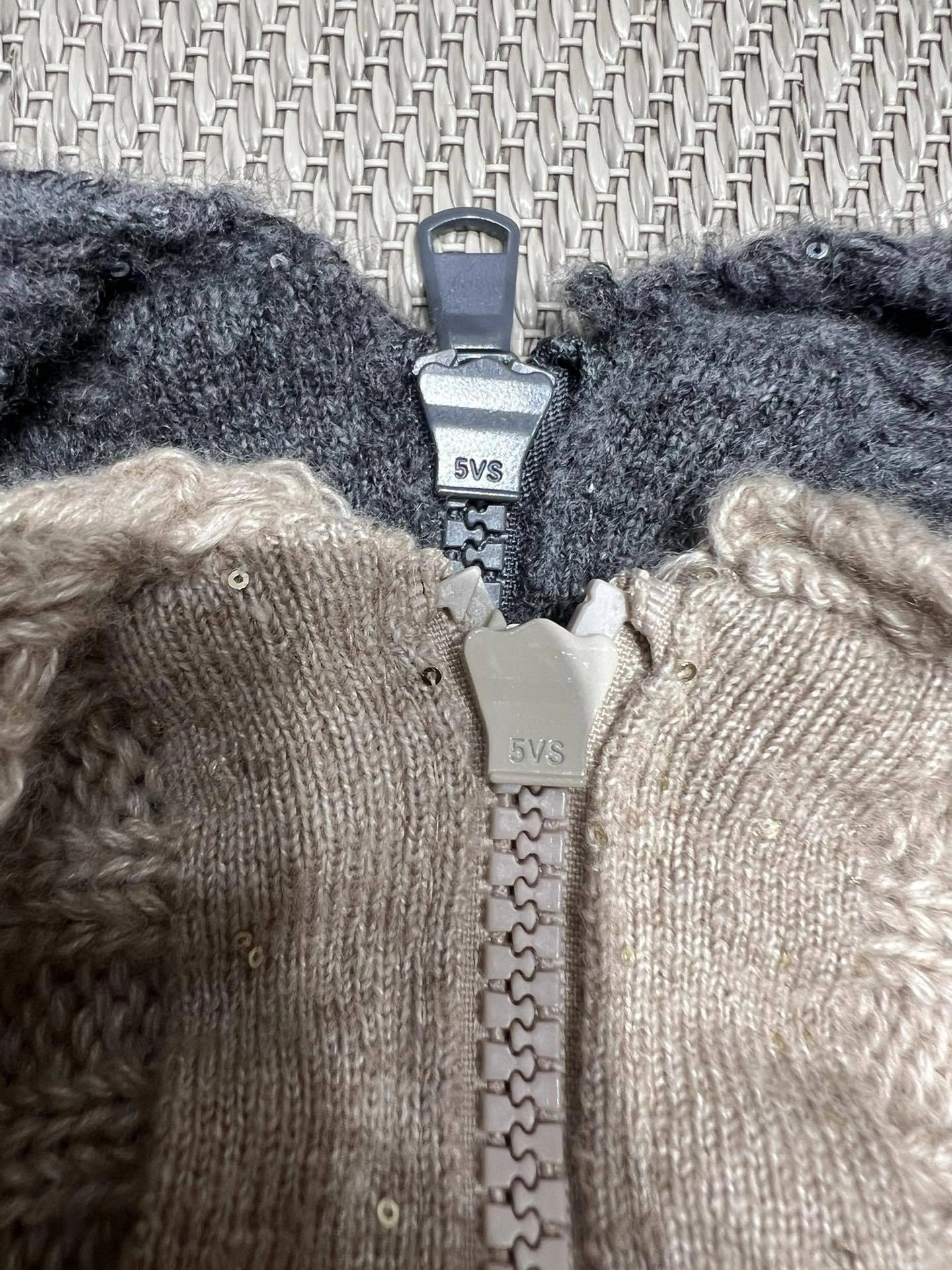 Victoria-- 2ru9588o cashmere 2colour item:E-F140J0819-2H