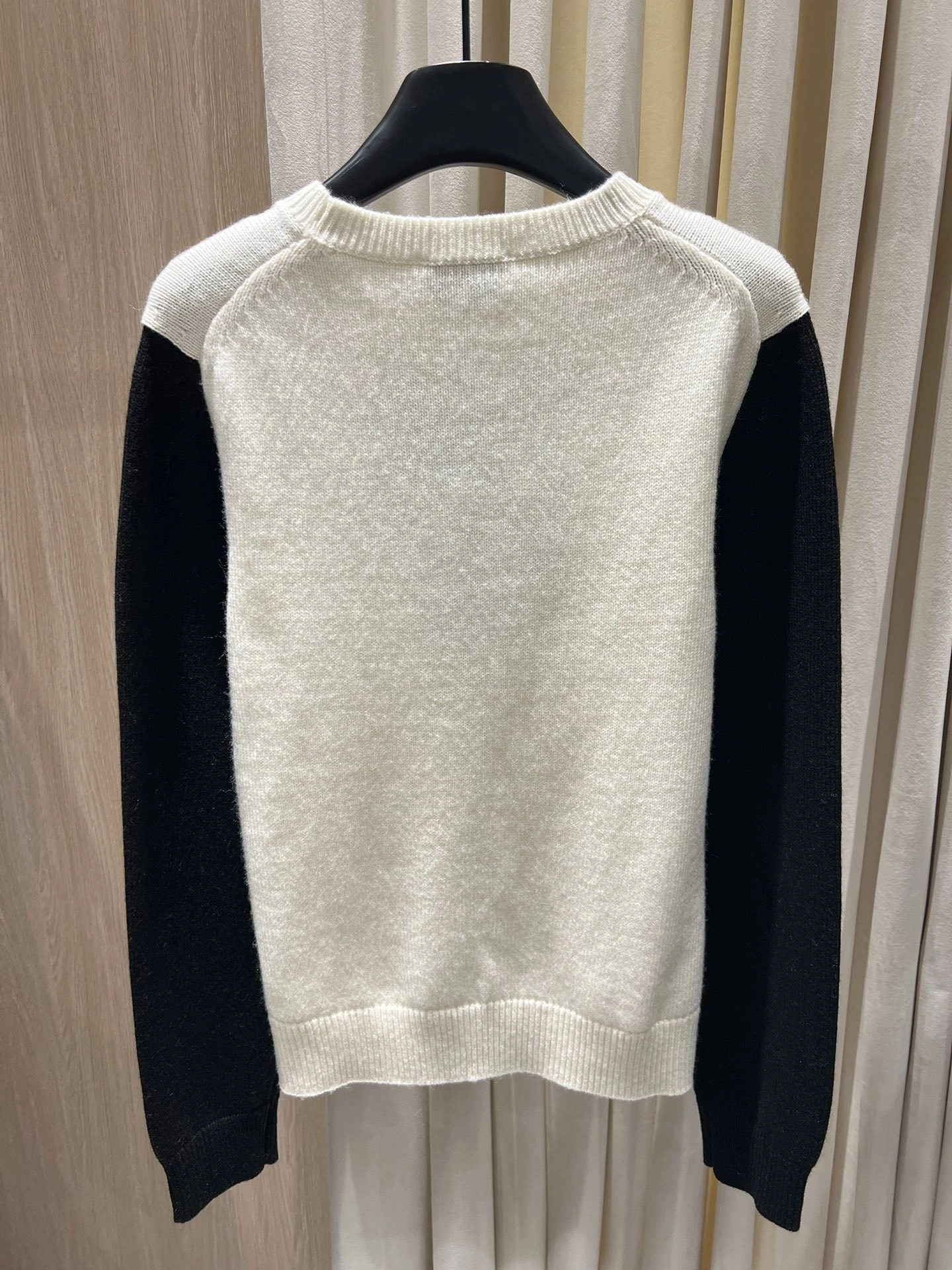 Victoria-- 3h1958 CHANEL Bow-Pattern Wool Knit Sweater item:E-F140L1006H