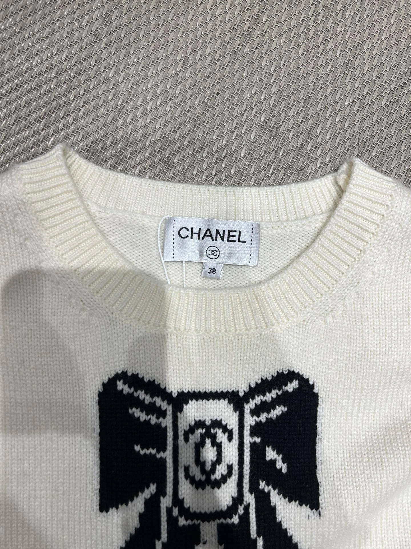 Victoria-- 3h1958 CHANEL Bow-Pattern Wool Knit Sweater item:E-F140L1006H