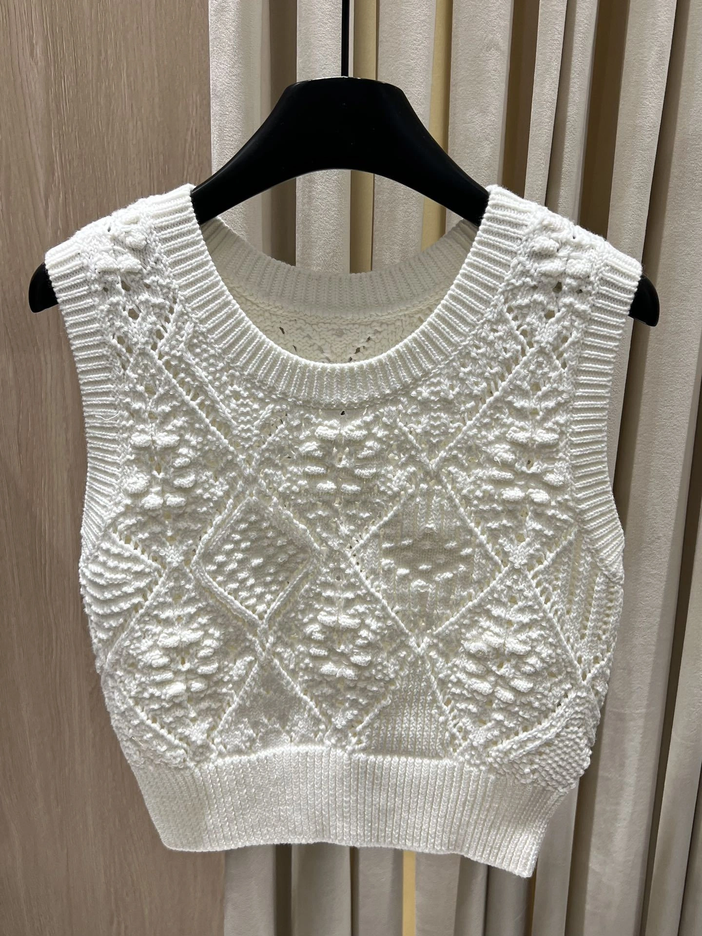 Victoria-- 4ior Sleeveless Textured Knit Vest Bee embroidery item:E-F140L2746H