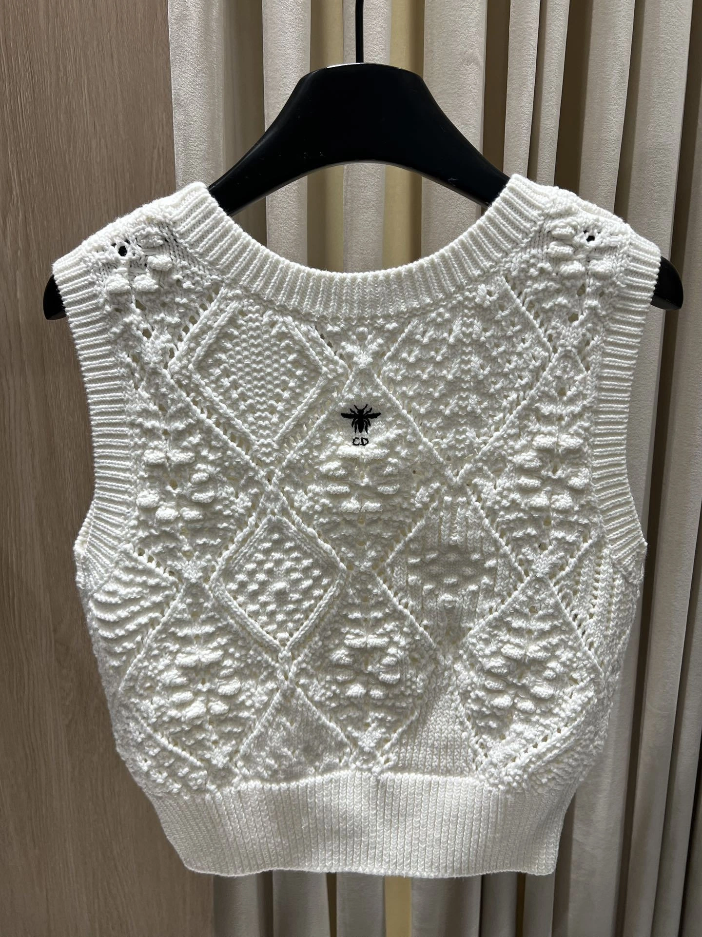 Victoria-- 4ior Sleeveless Textured Knit Vest Bee embroidery item:E-F140L2746H