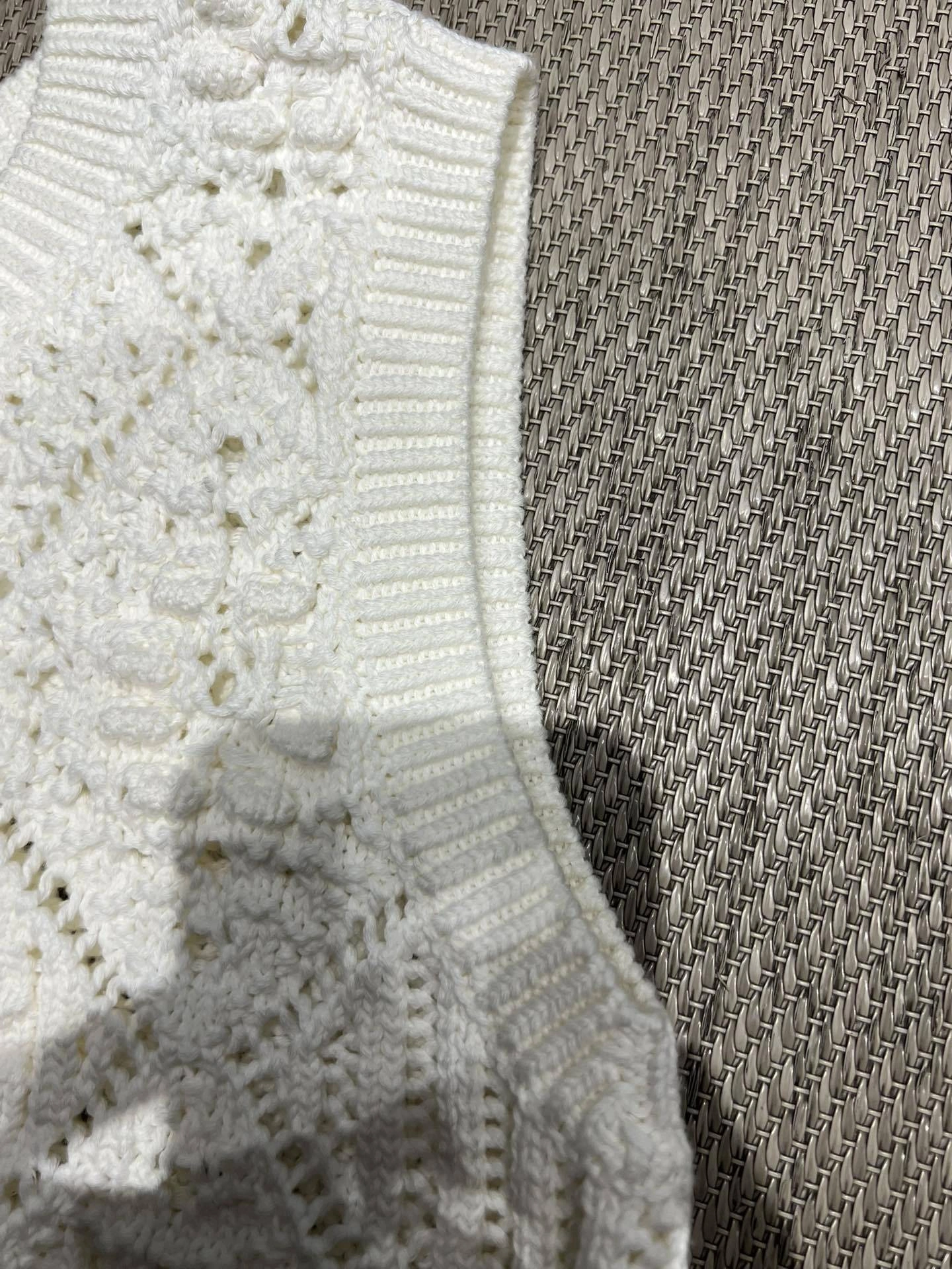 Victoria-- 4ior Sleeveless Textured Knit Vest Bee embroidery item:E-F140L2746H