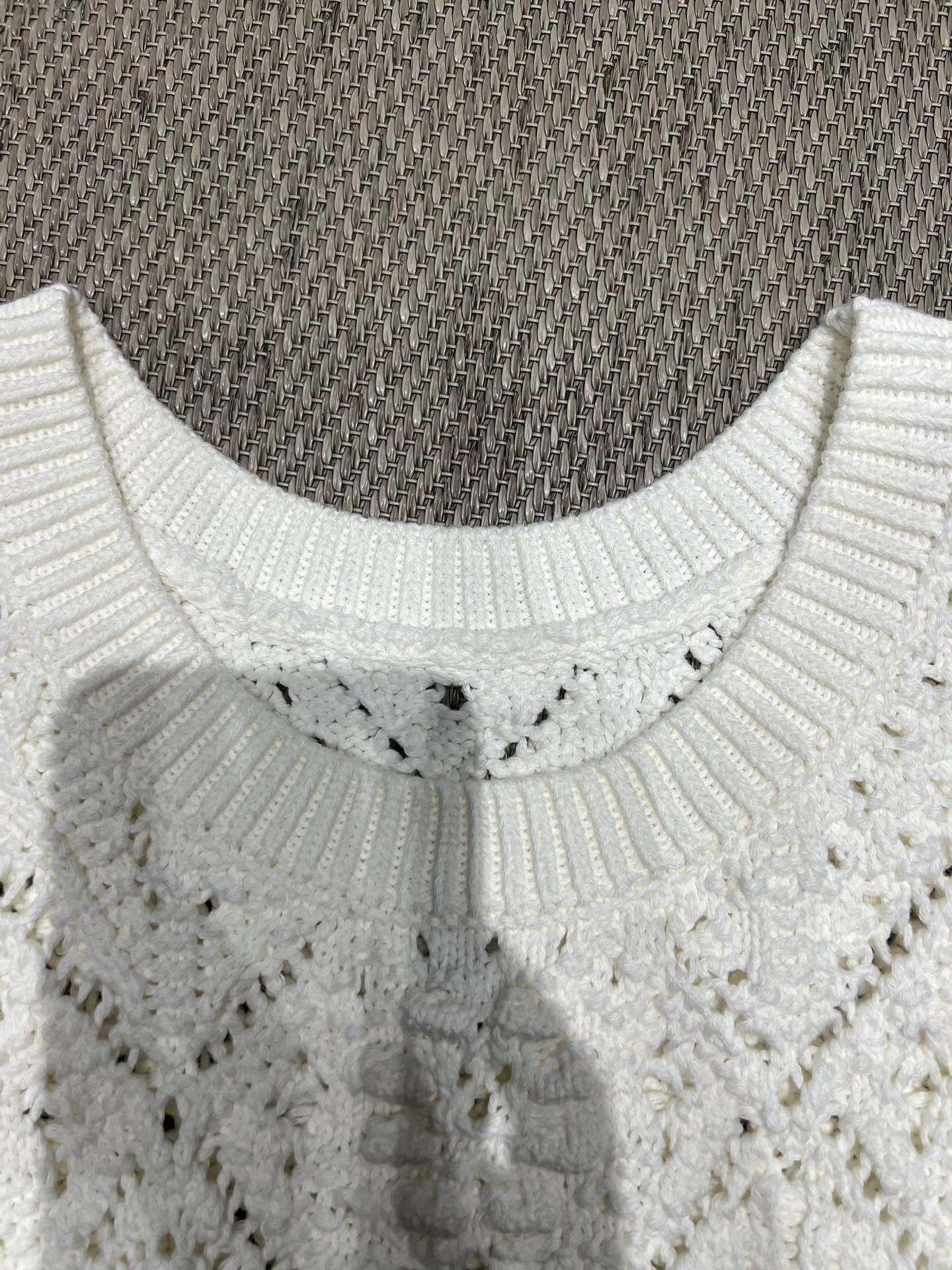 Victoria-- 4ior Sleeveless Textured Knit Vest Bee embroidery item:E-F140L2746H