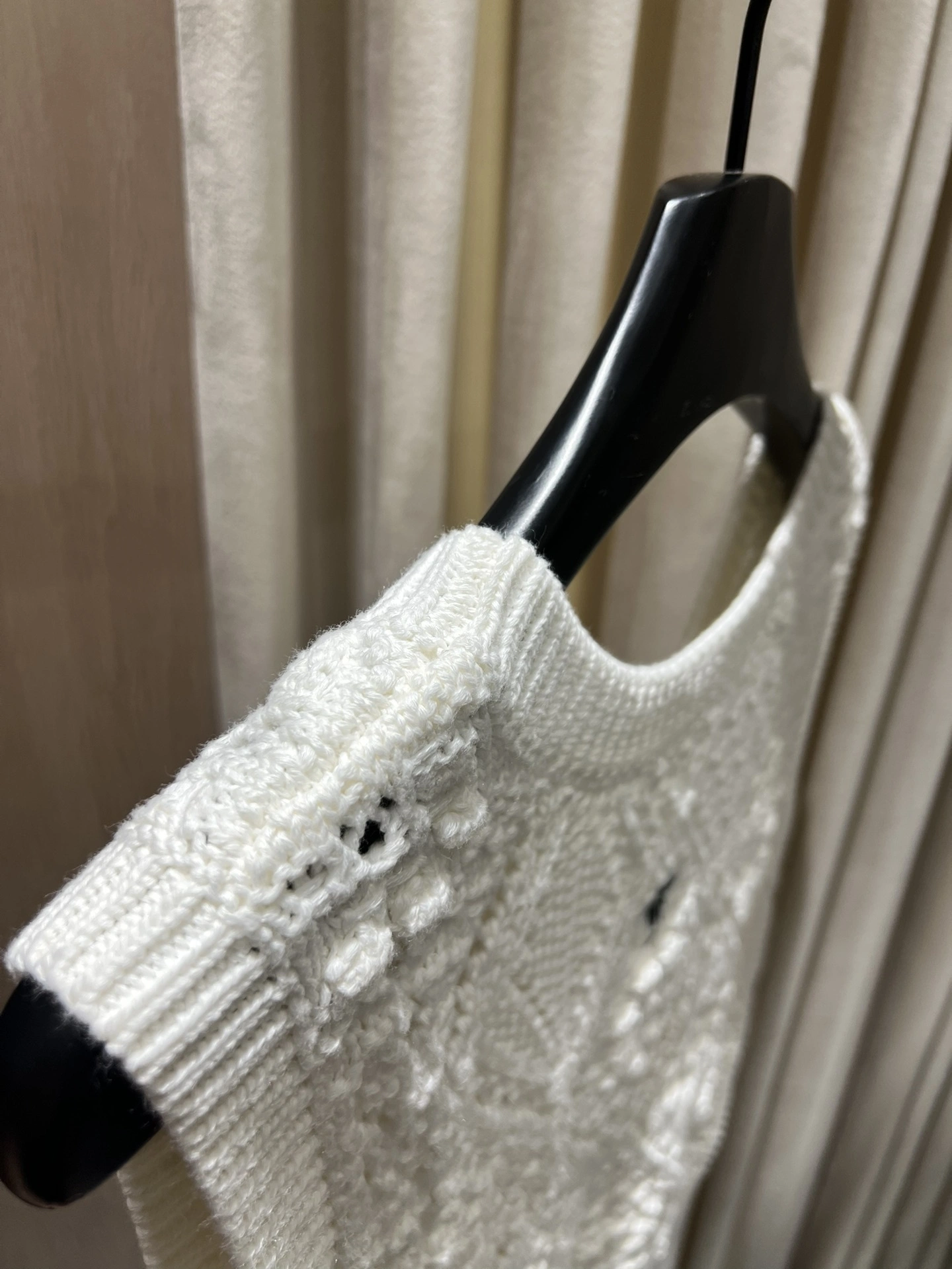 Victoria-- 4ior Sleeveless Textured Knit Vest Bee embroidery item:E-F140L2746H