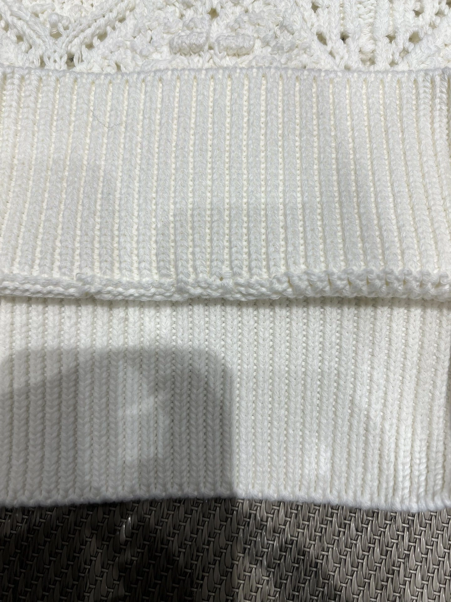 Victoria-- 4ior Sleeveless Textured Knit Vest Bee embroidery item:E-F140L2746H
