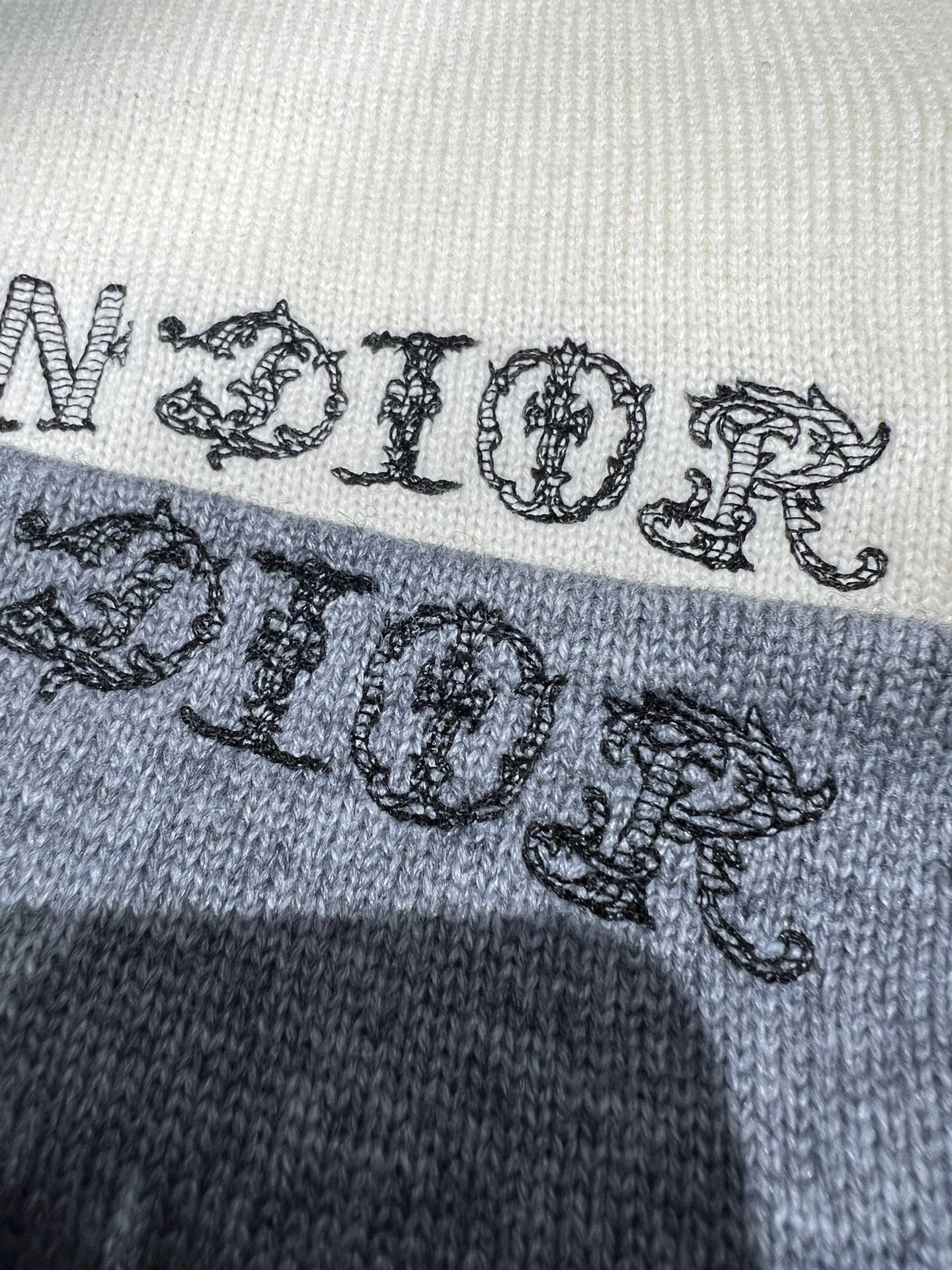 Victoria-- 4ior Star Embroidery Cashmere Knit 2colour item:E-F140L2740-2H