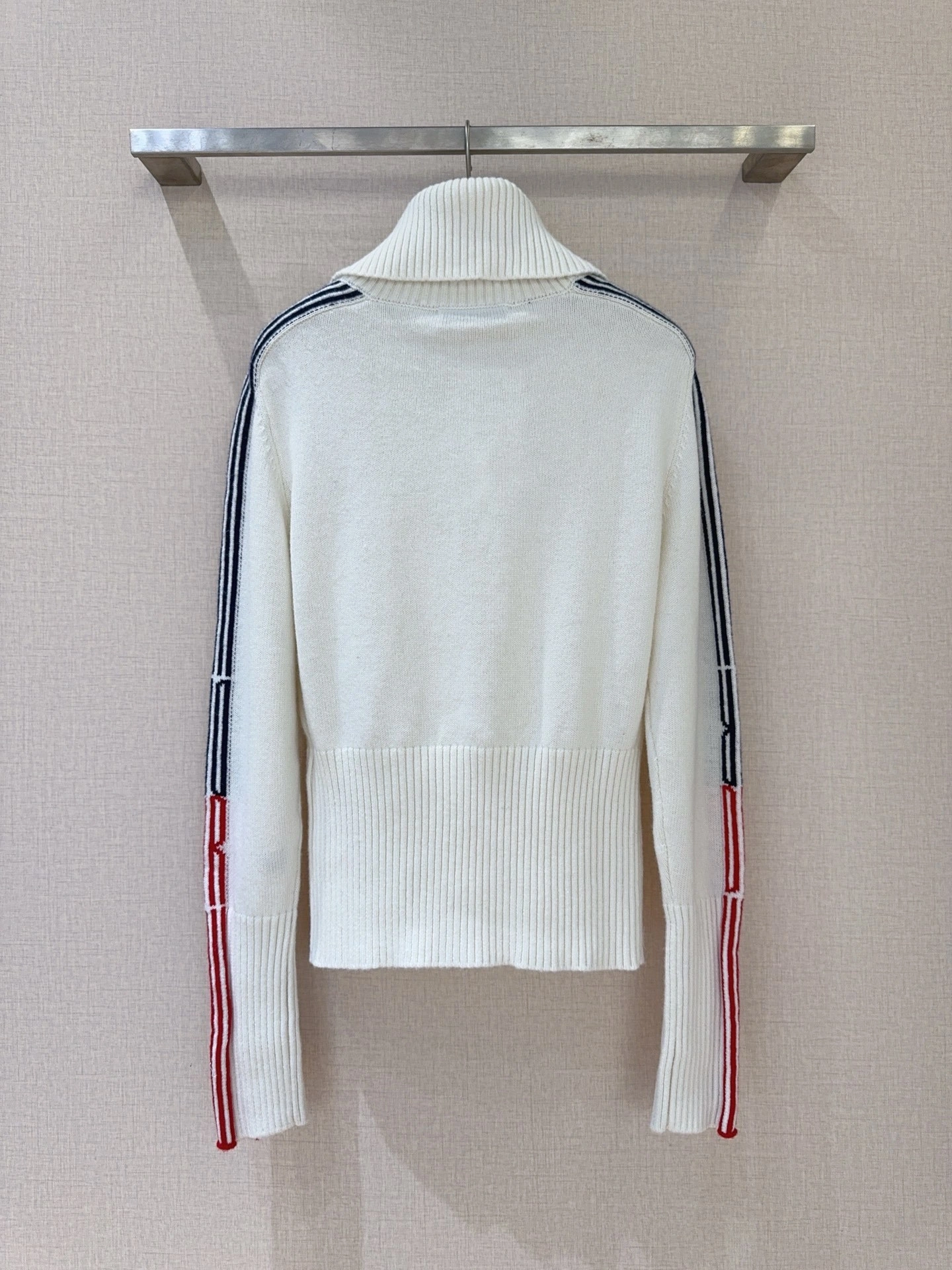 Victoria-- 4ior wool item: E-F245J2009
