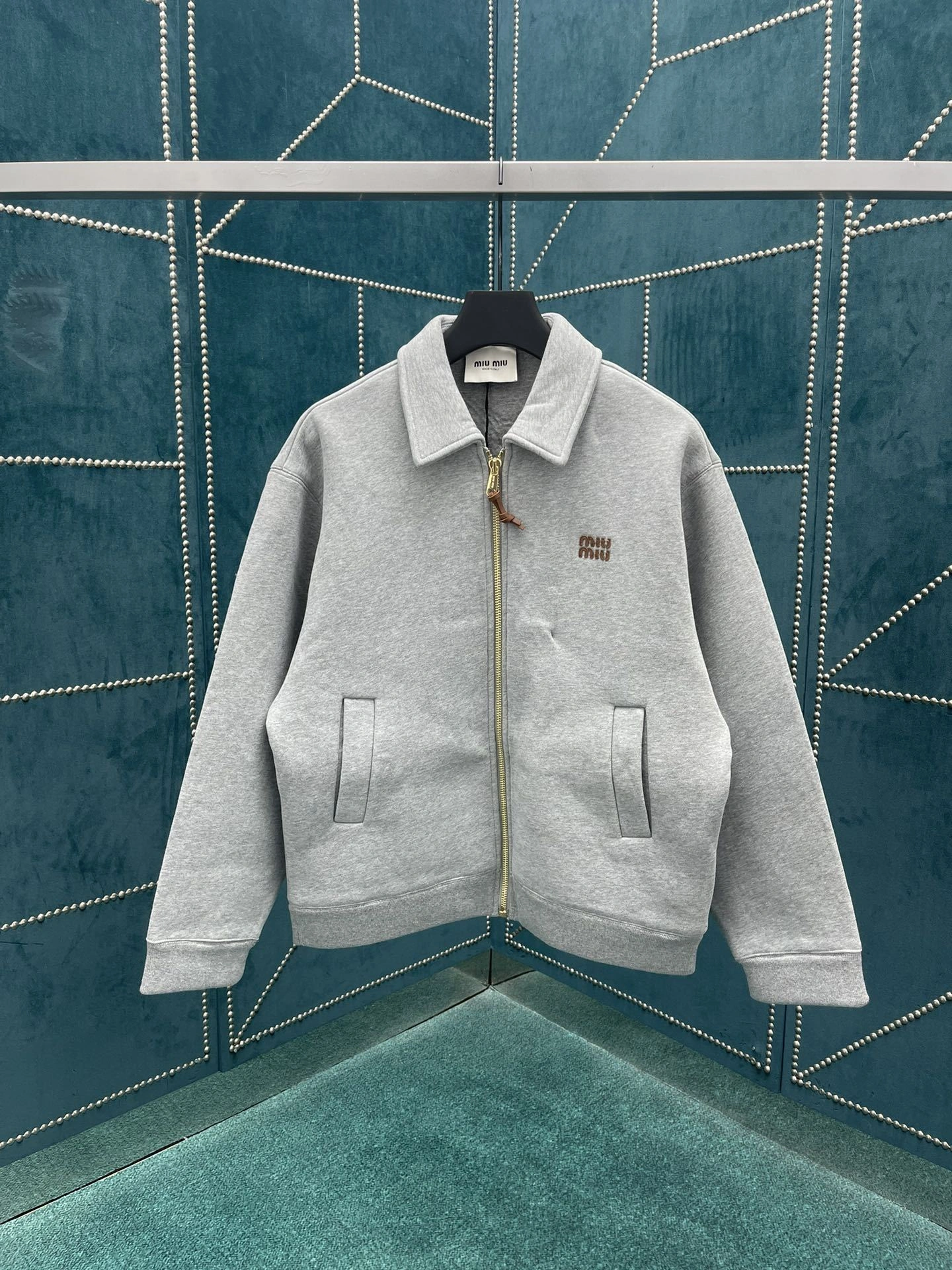 Victoria-- 71x71r1 Embroidery item:D-F443J2804