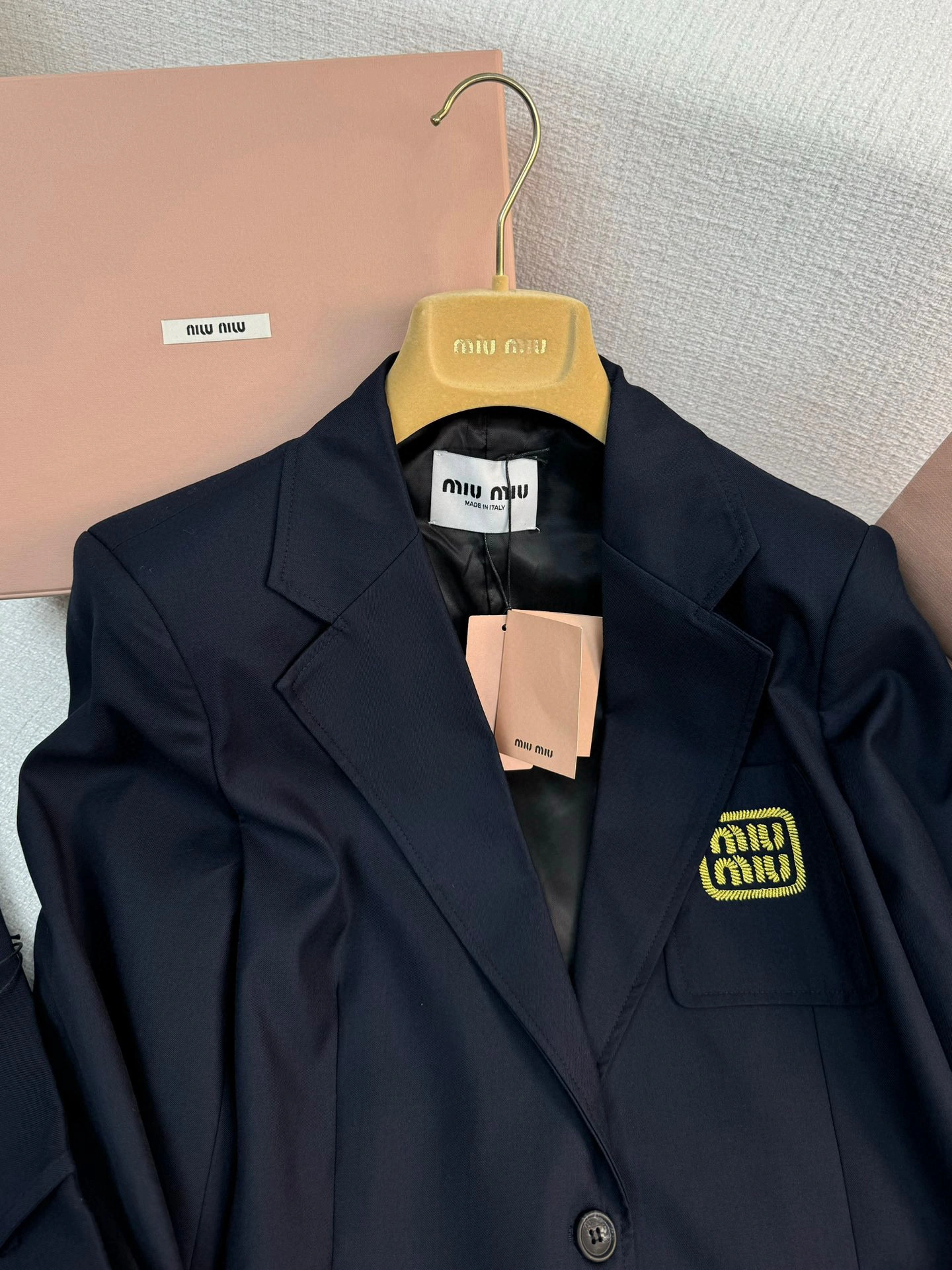 &Victoria---7IU7IU 24 logo embroidery item: D-F240D1830