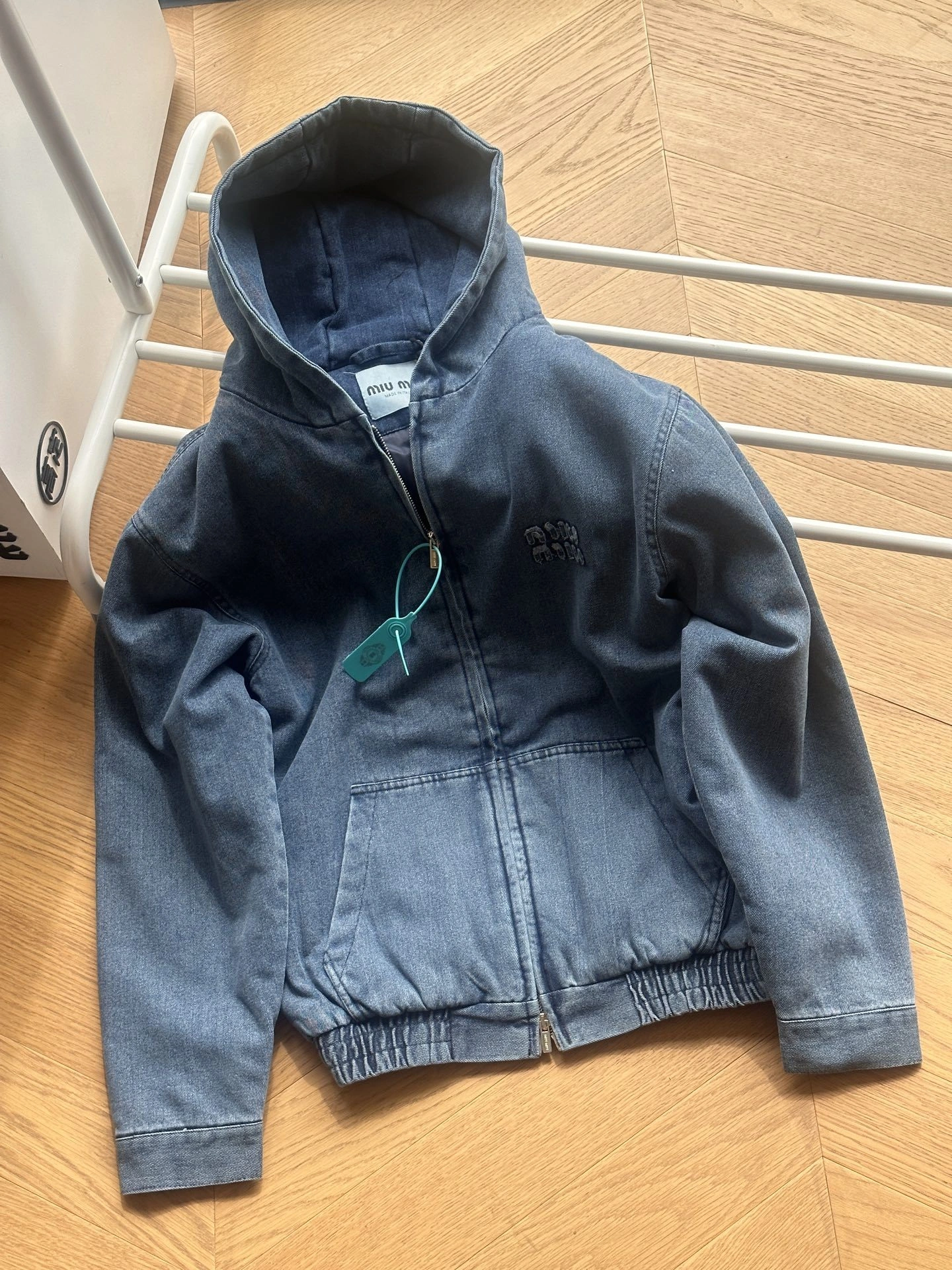 Victoria-- 7iu7iu oversize item: E-F110C0809