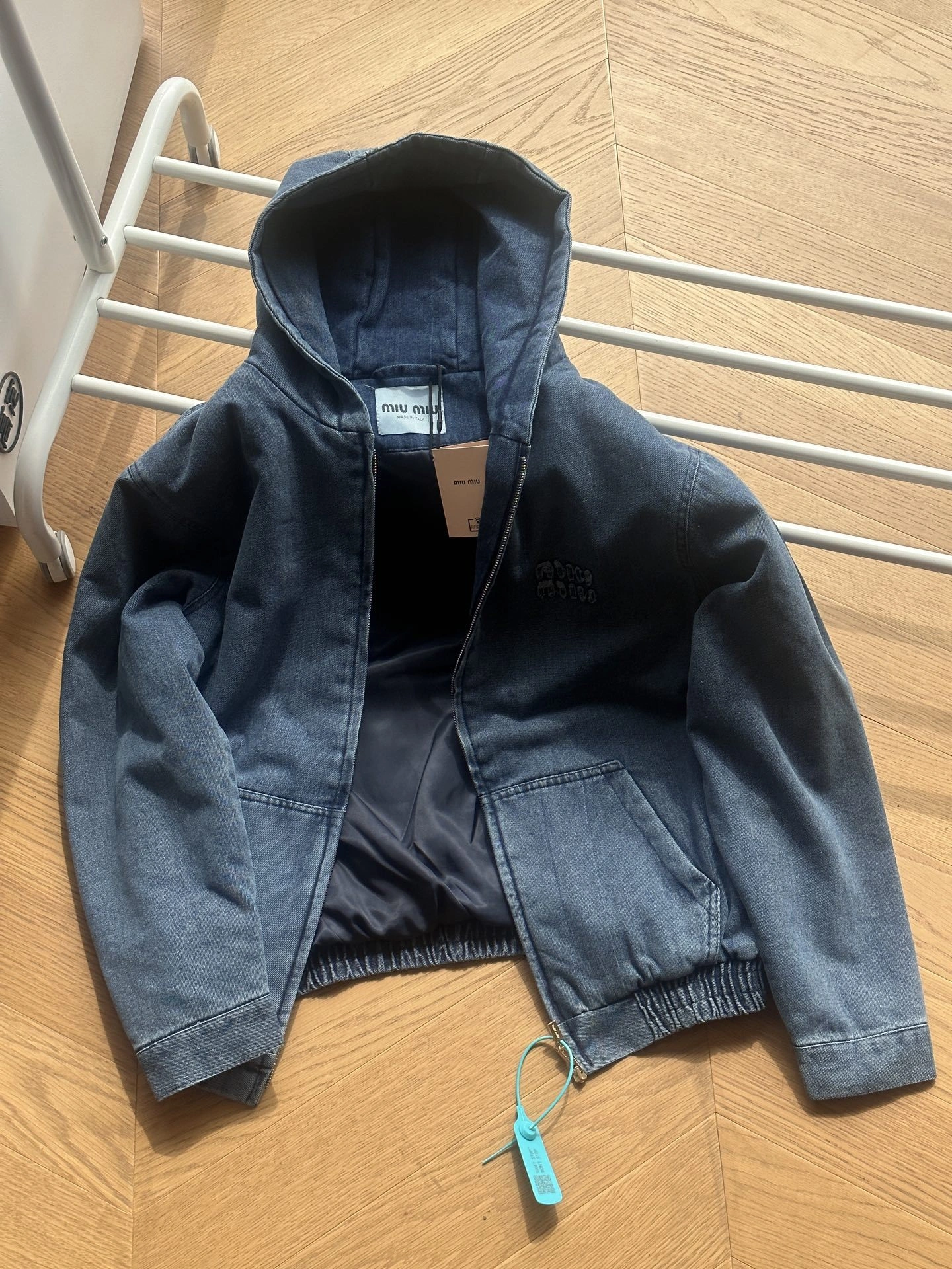 Victoria-- 7iu7iu oversize item: E-F110C0809