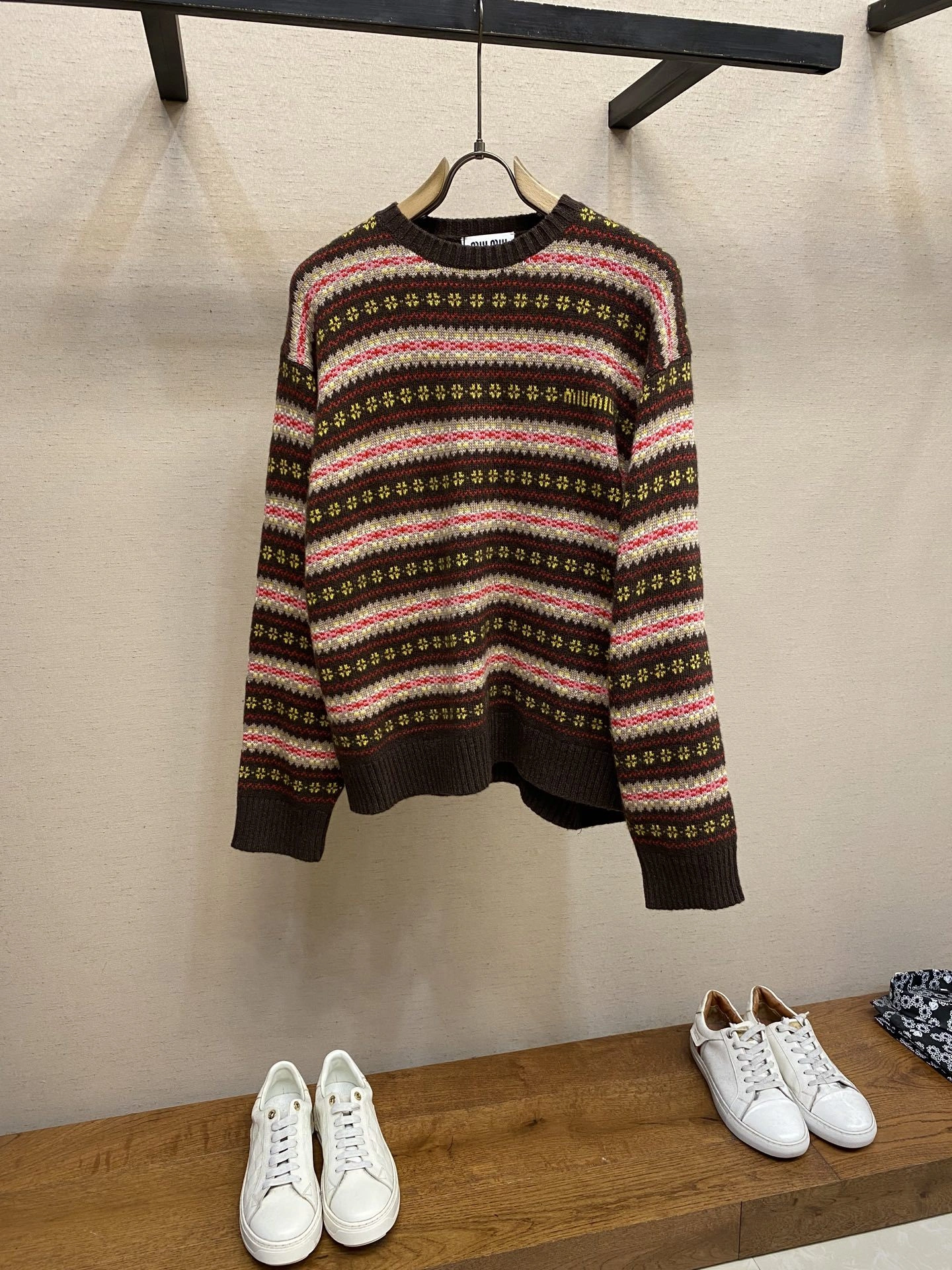 Victoria-- 7iu7iu wool item: E-F443J1814H