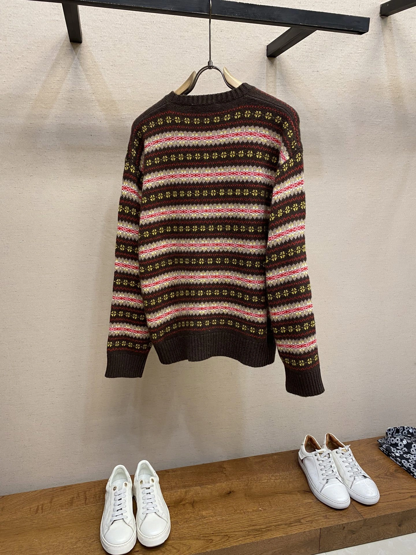 Victoria-- 7iu7iu wool item: E-F443J1814H