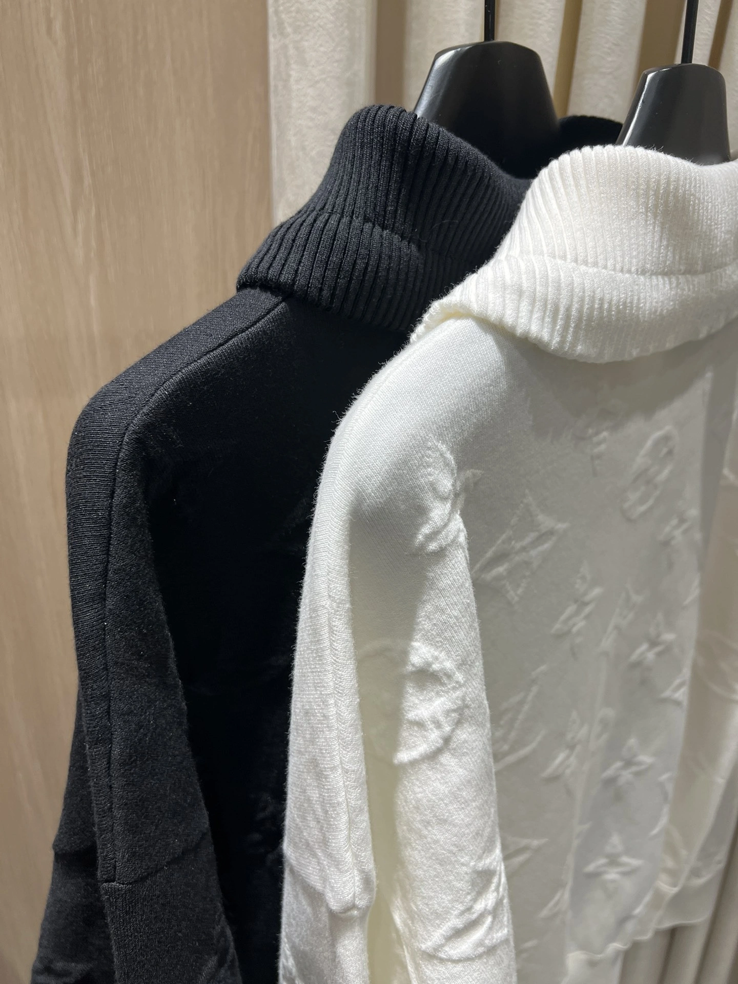 Victoria-- 8V 3D Monogram Knit Zip Pullover 2colour item:E-F140L1929-2H