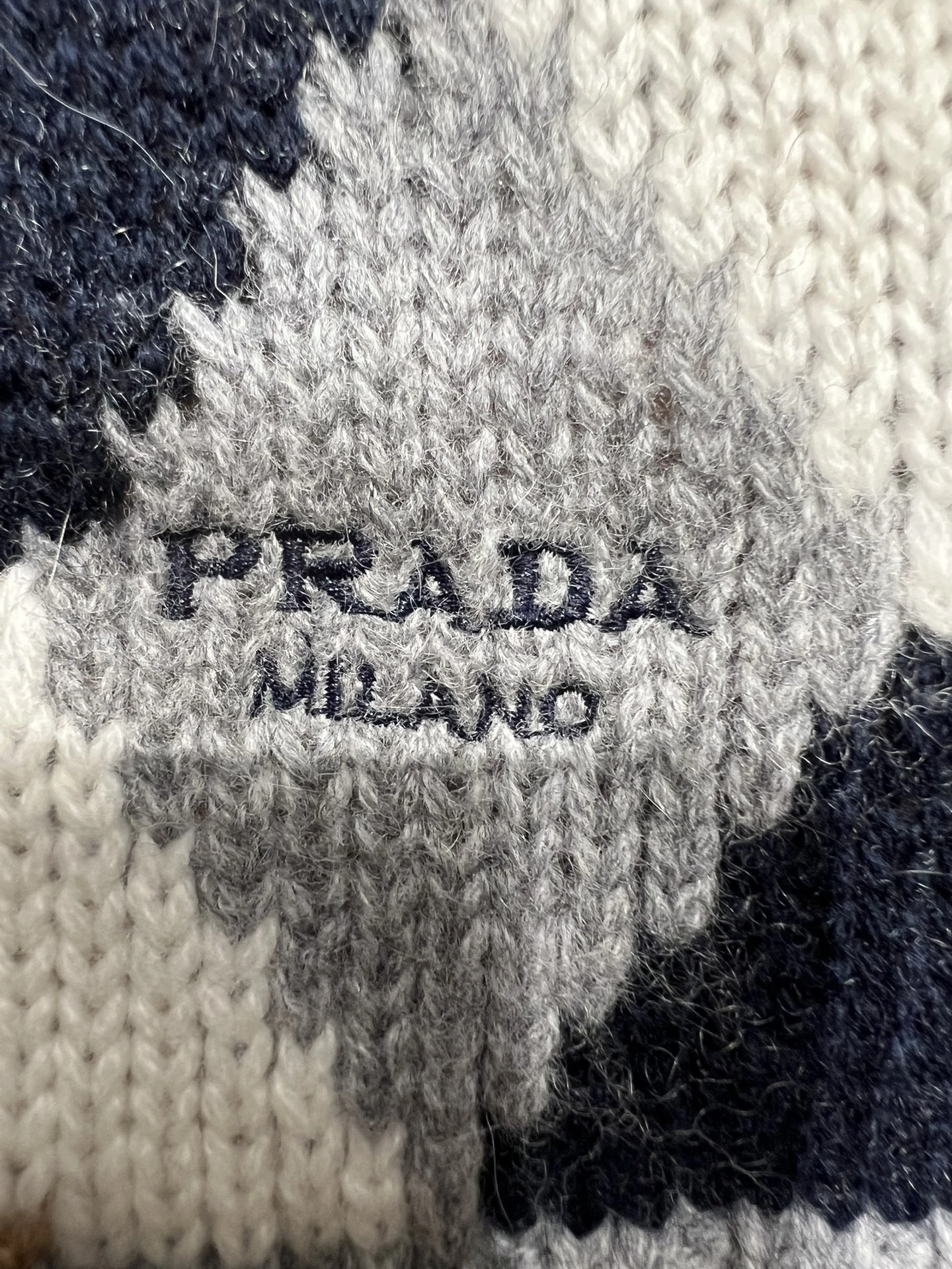 Victoria-- Pr141 cashmere item: E-F140J0501H