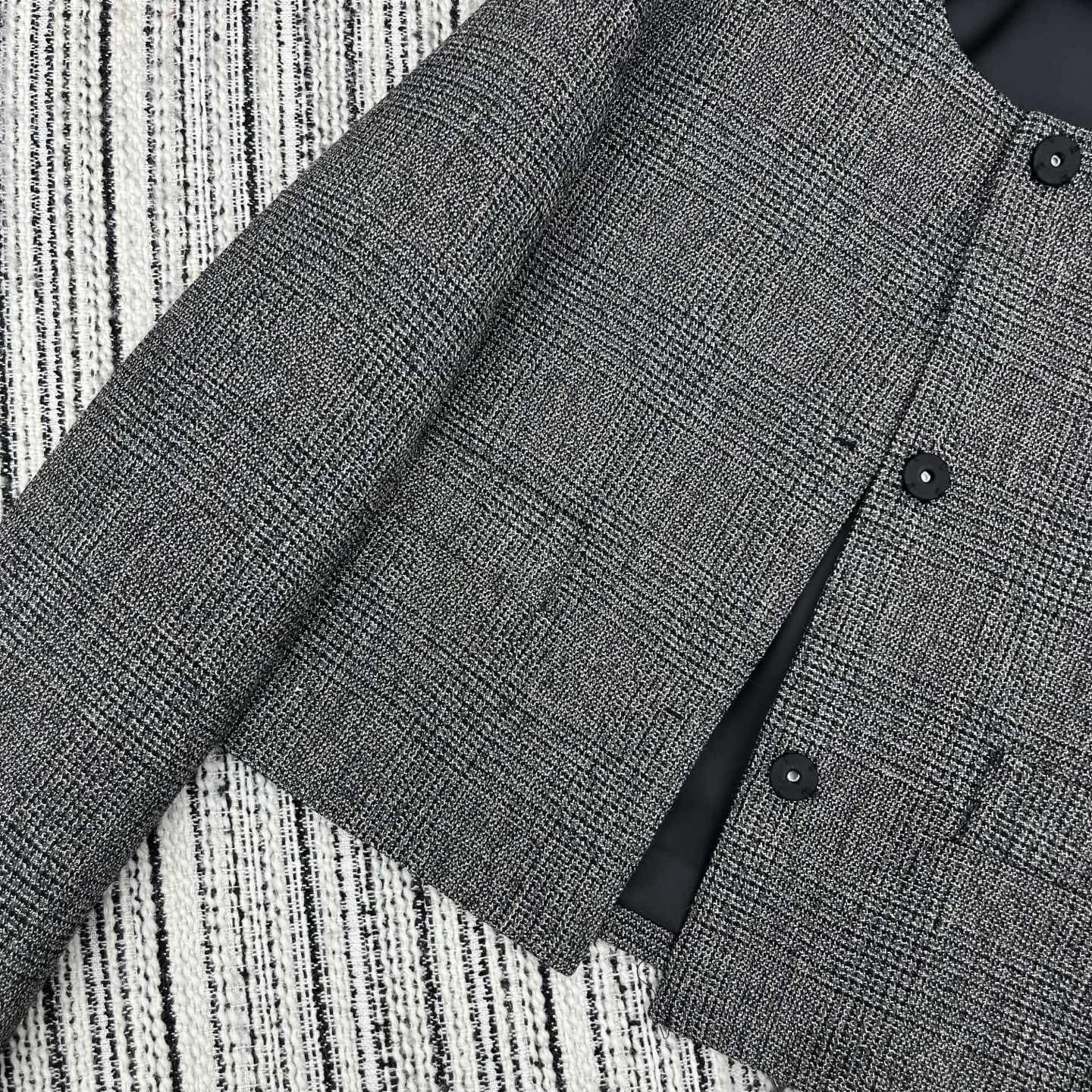 Victoria-- Pr141 wool item:E-F327J0926