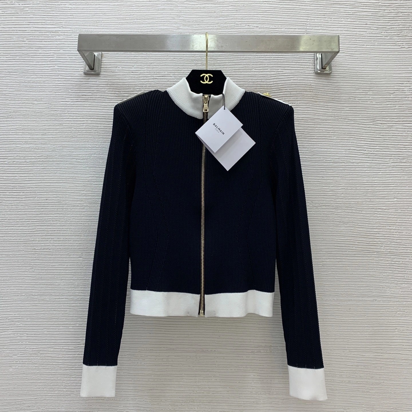 Victoria- 21871i9 item:E-F044I0201