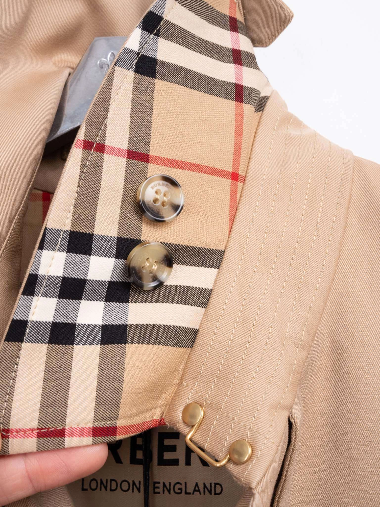 Victoria- 2ur25rry Heritage Trench item:D-F110J5949