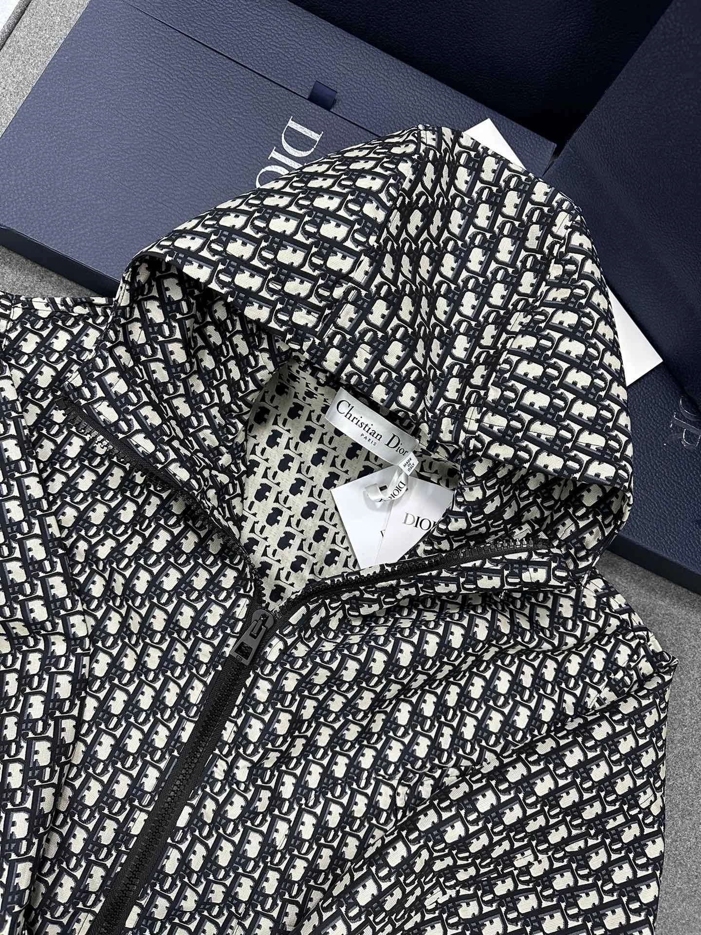 Victoria- 4IOR 𝗢𝗯𝗹𝗶𝗾𝘂𝗲 oversized item:C-F801K3029