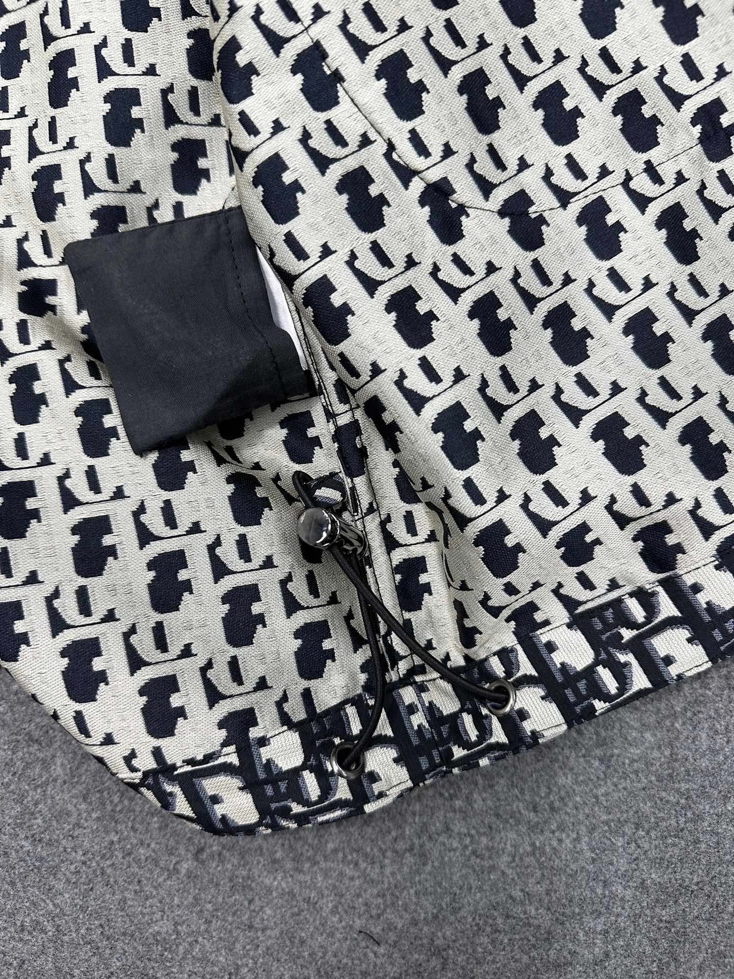 Victoria- 4IOR 𝗢𝗯𝗹𝗶𝗾𝘂𝗲 oversized item:C-F801K3029