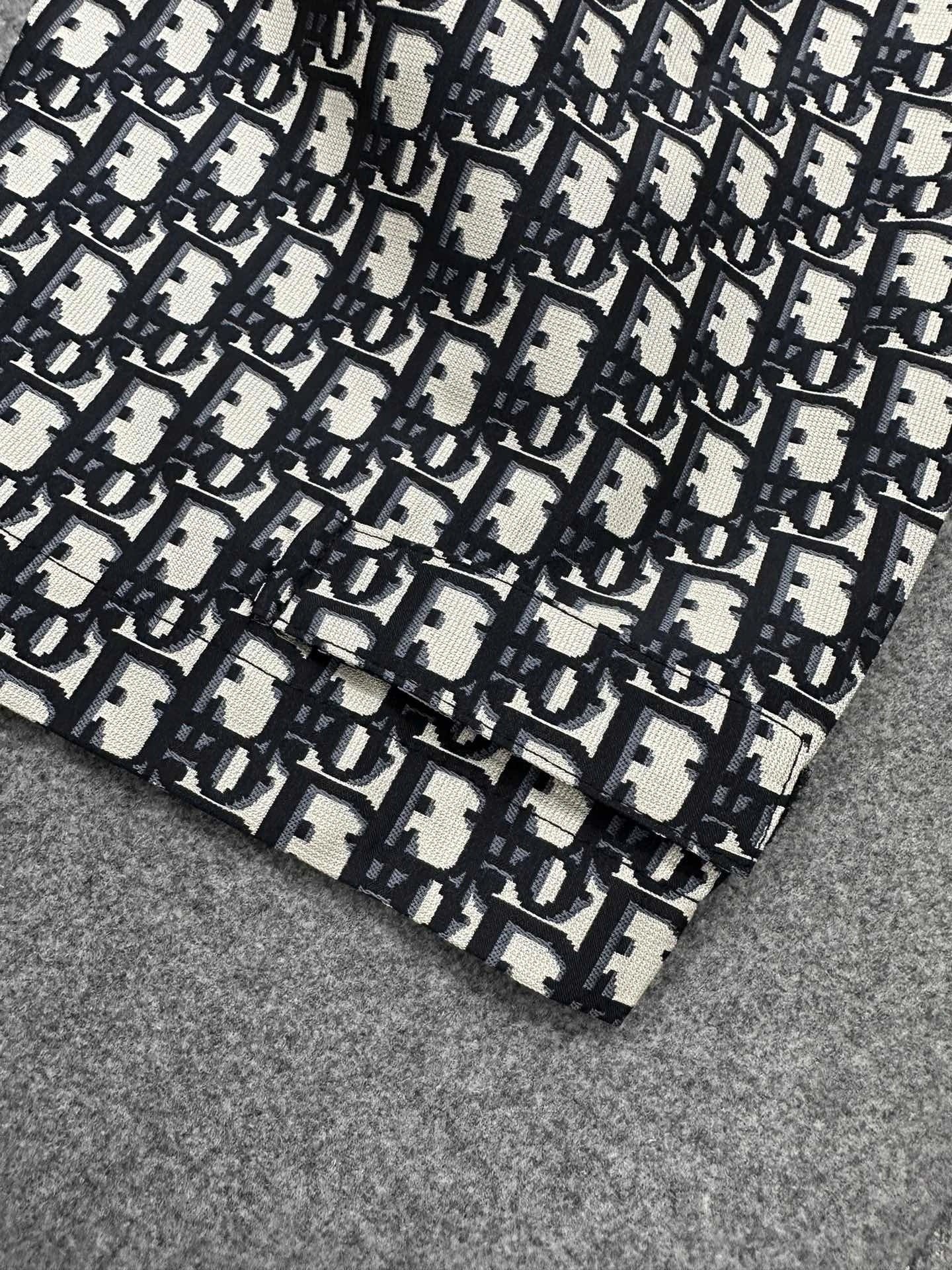Victoria- 4IOR 𝗢𝗯𝗹𝗶𝗾𝘂𝗲 oversized item:C-F801K3029