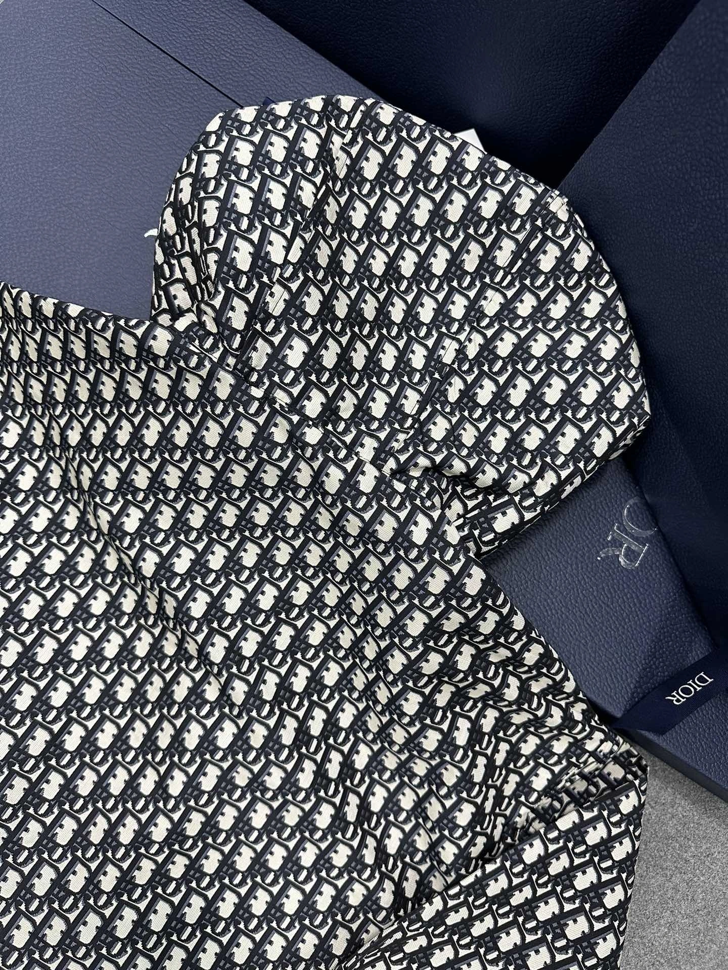 Victoria- 4IOR 𝗢𝗯𝗹𝗶𝗾𝘂𝗲 oversized item:C-F801K3029