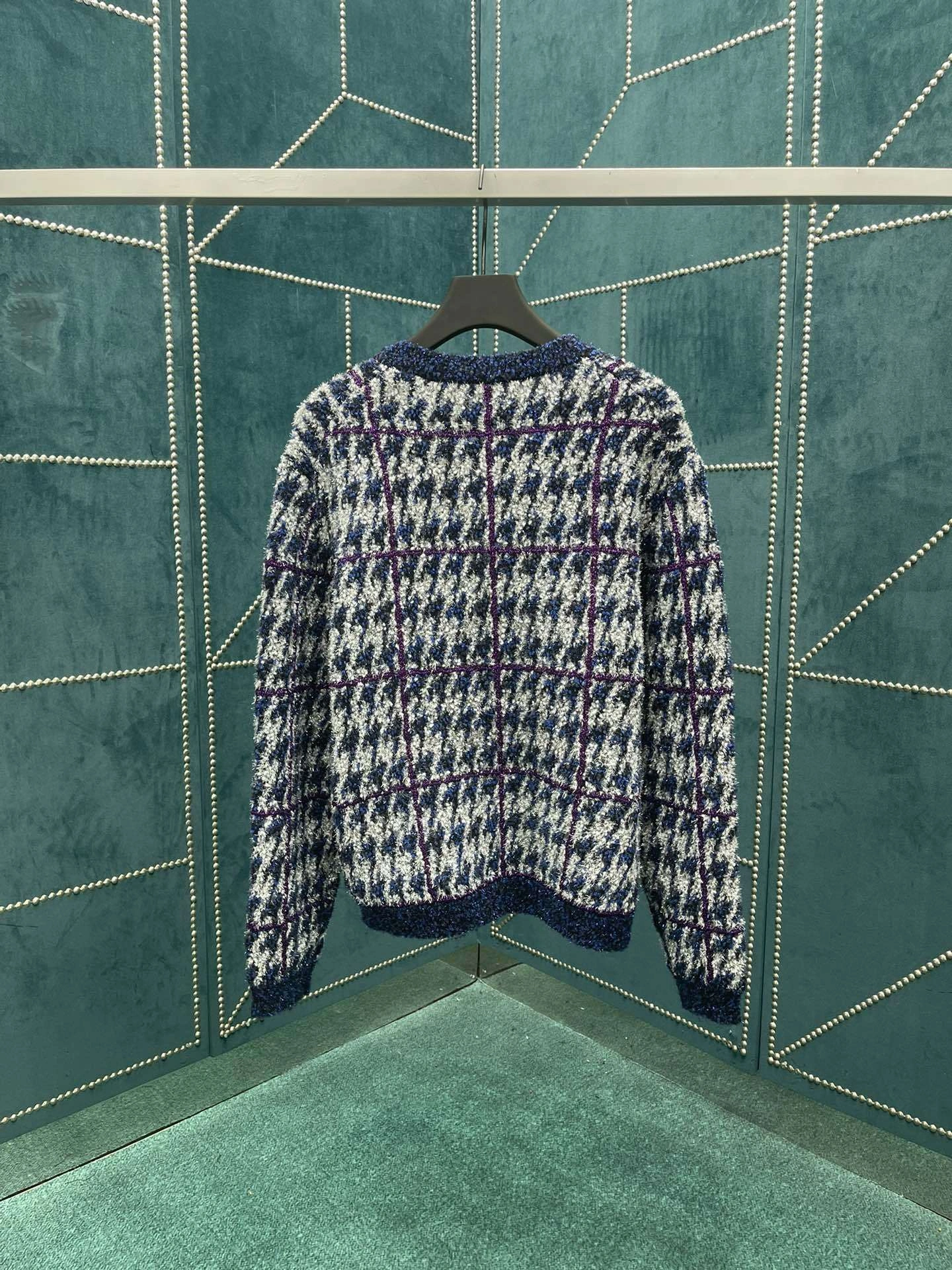 Victoria- 4ior oversized item:D-F409J1952
