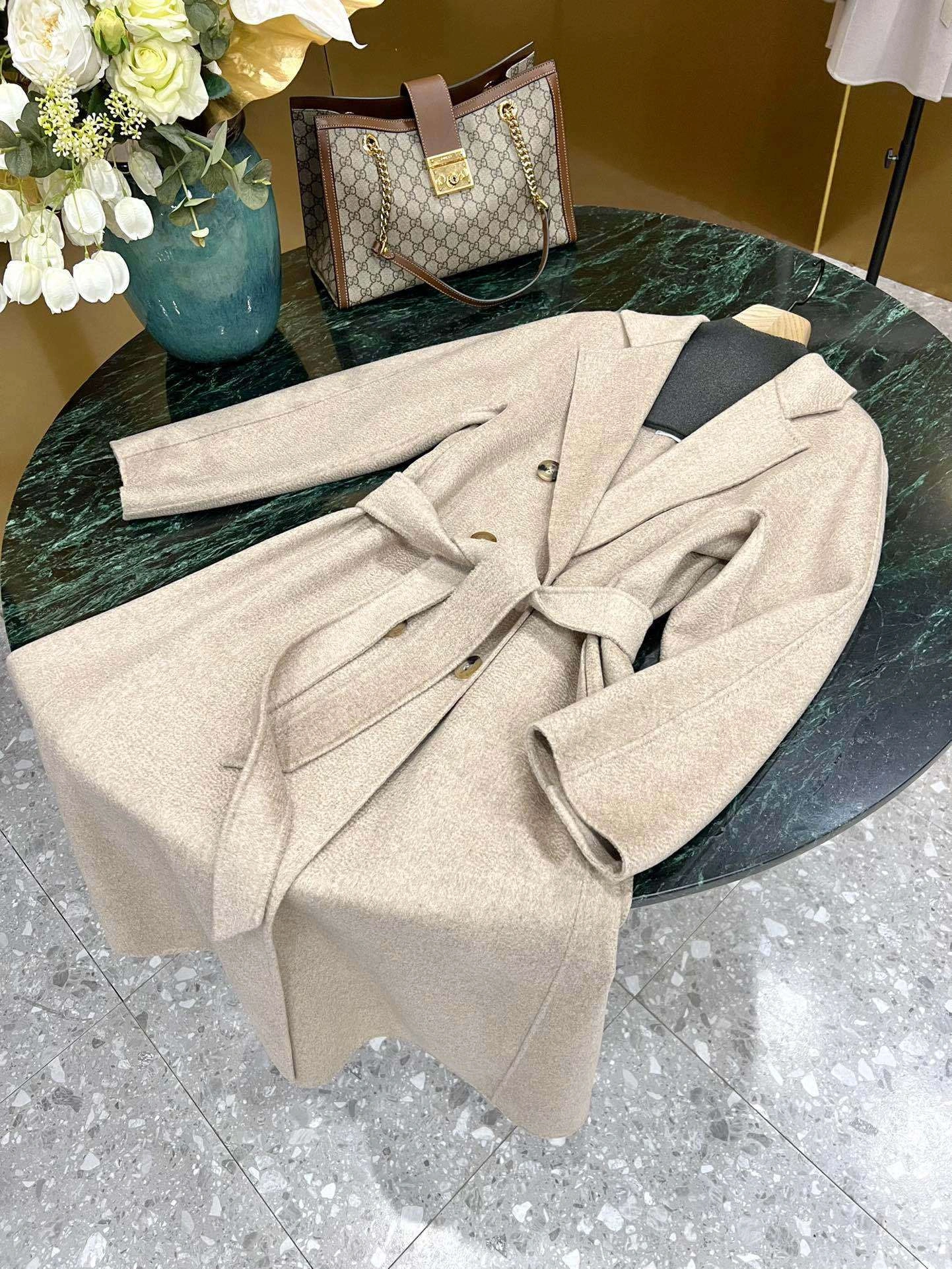 Victoria- 71x71r1 cashmere item:D-F140J5925