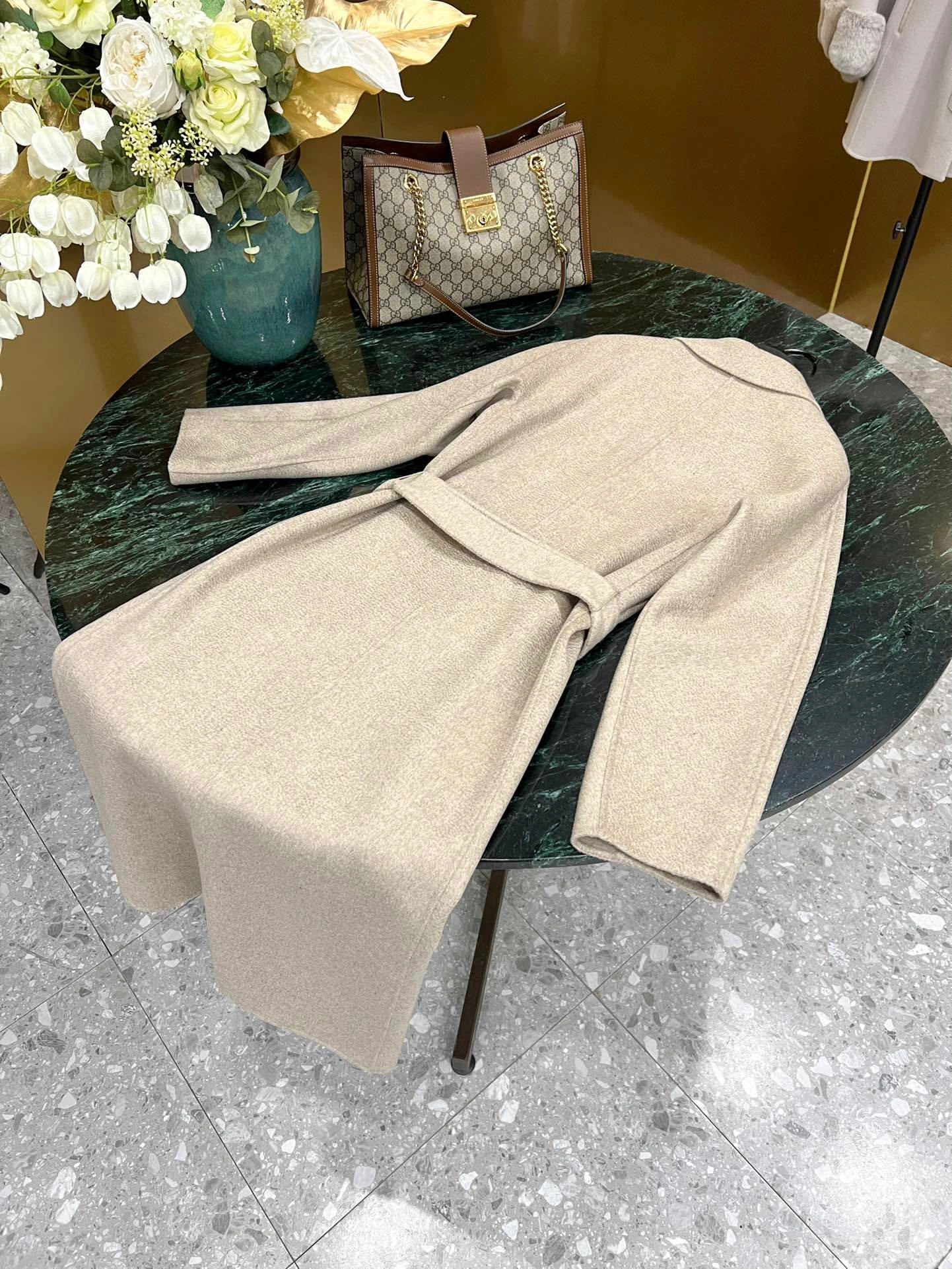 Victoria- 71x71r1 cashmere item:D-F140J5925