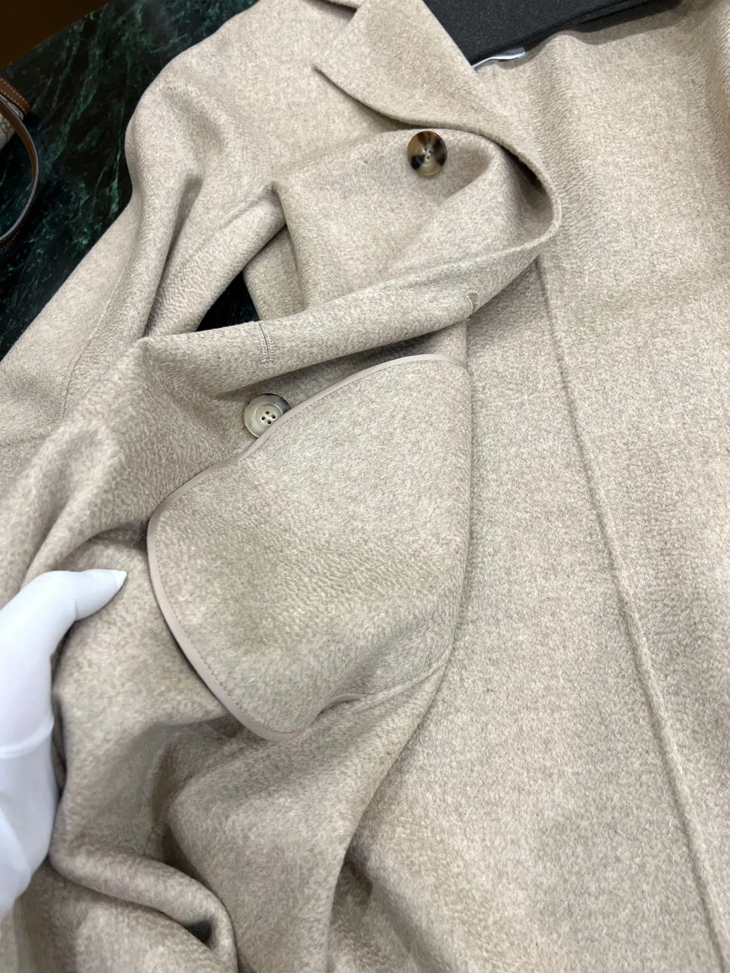 Victoria- 71x71r1 cashmere item:D-F140J5925