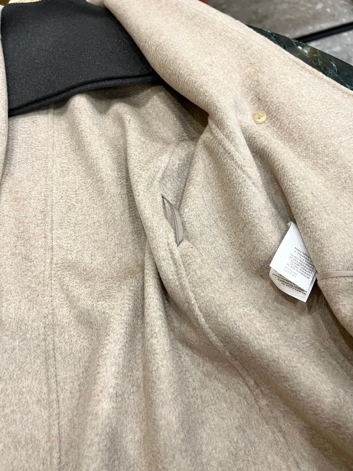 Victoria- 71x71r1 cashmere item:D-F140J5925
