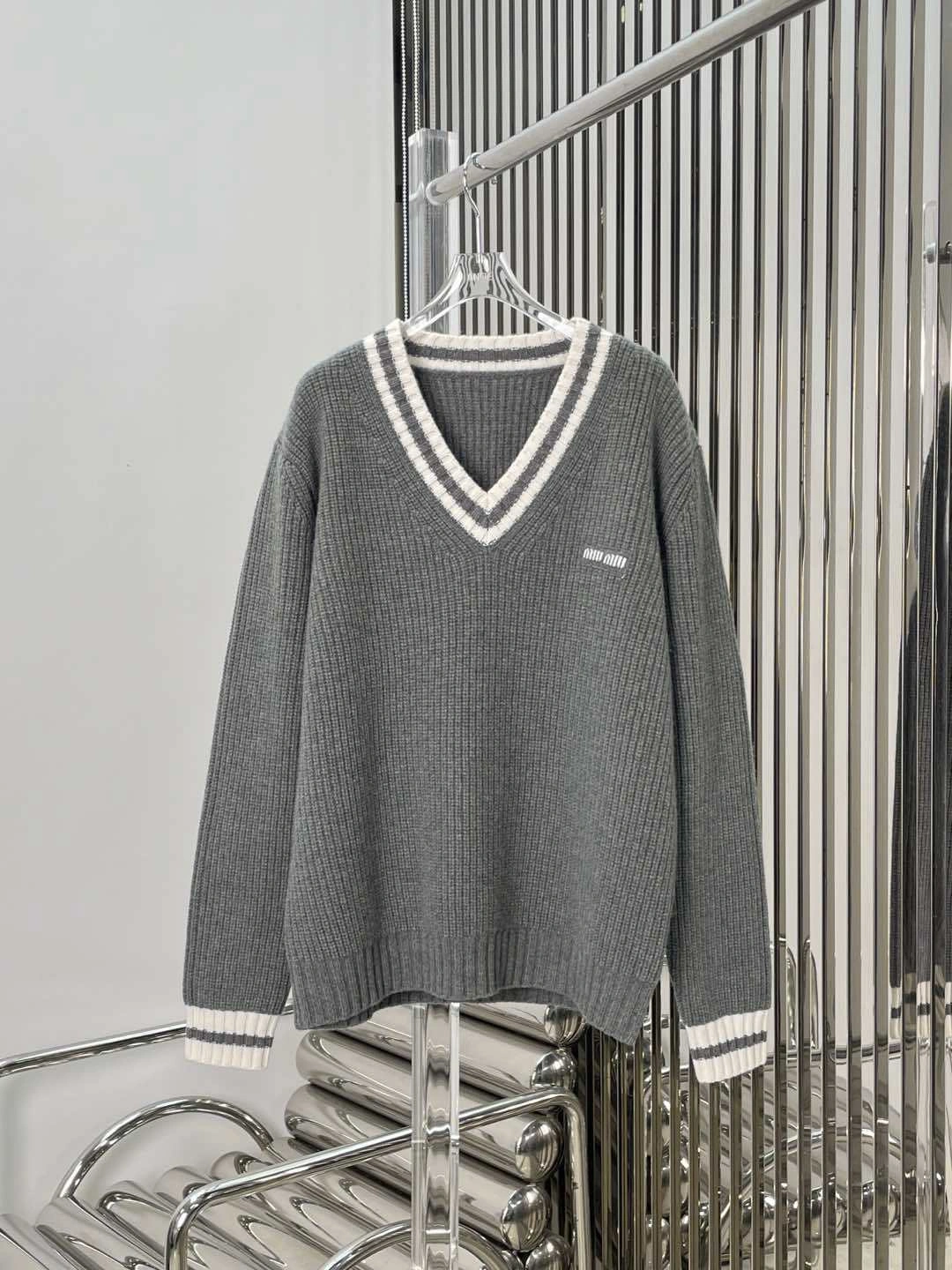 Victoria--7iu7iu wool item: E-F245C1198H