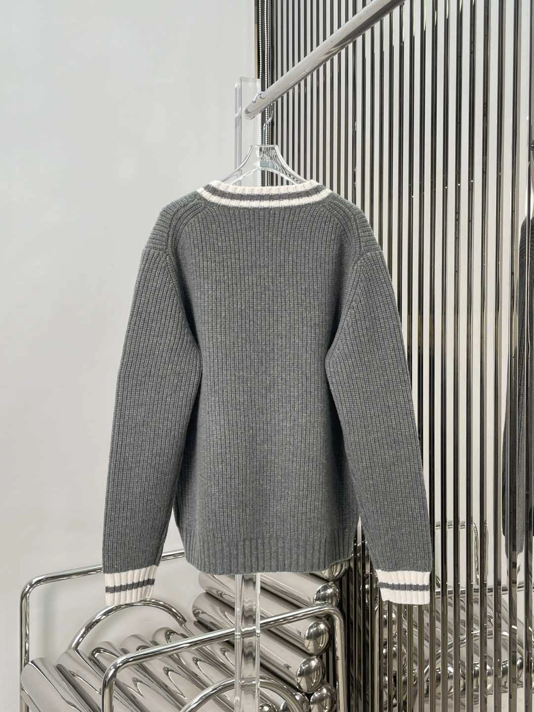 Victoria--7iu7iu wool item: E-F245C1198H