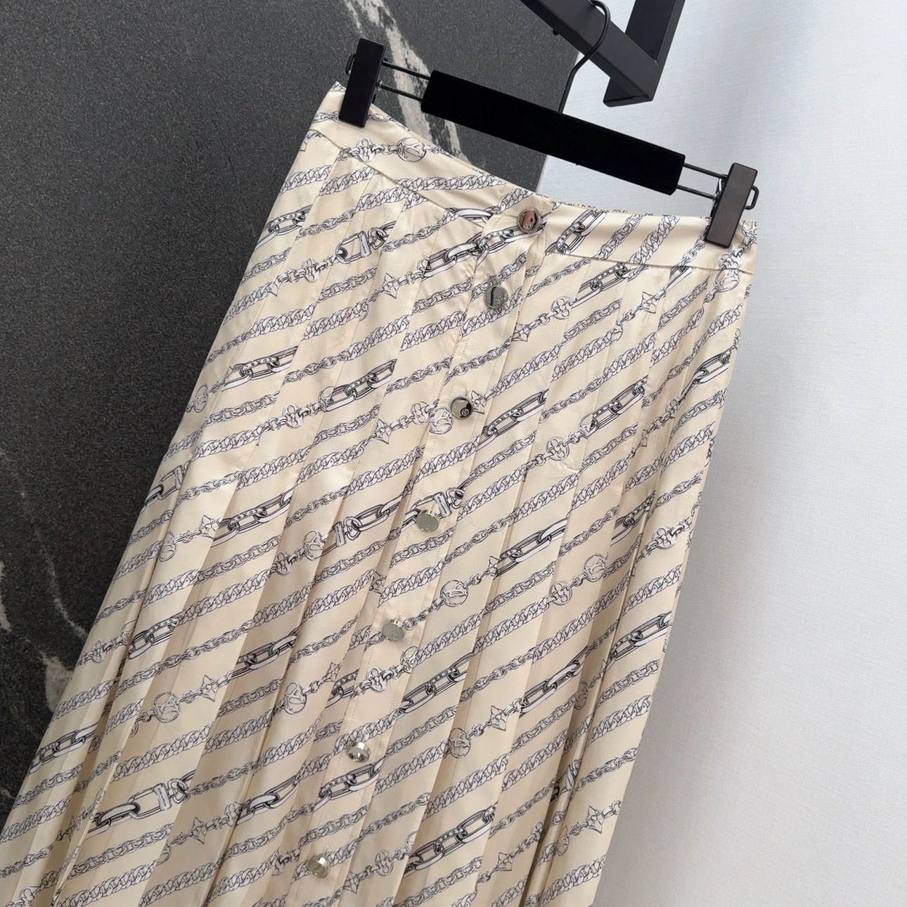Victoria- 8V MONOGRAM Real silk item:E-F240B2316