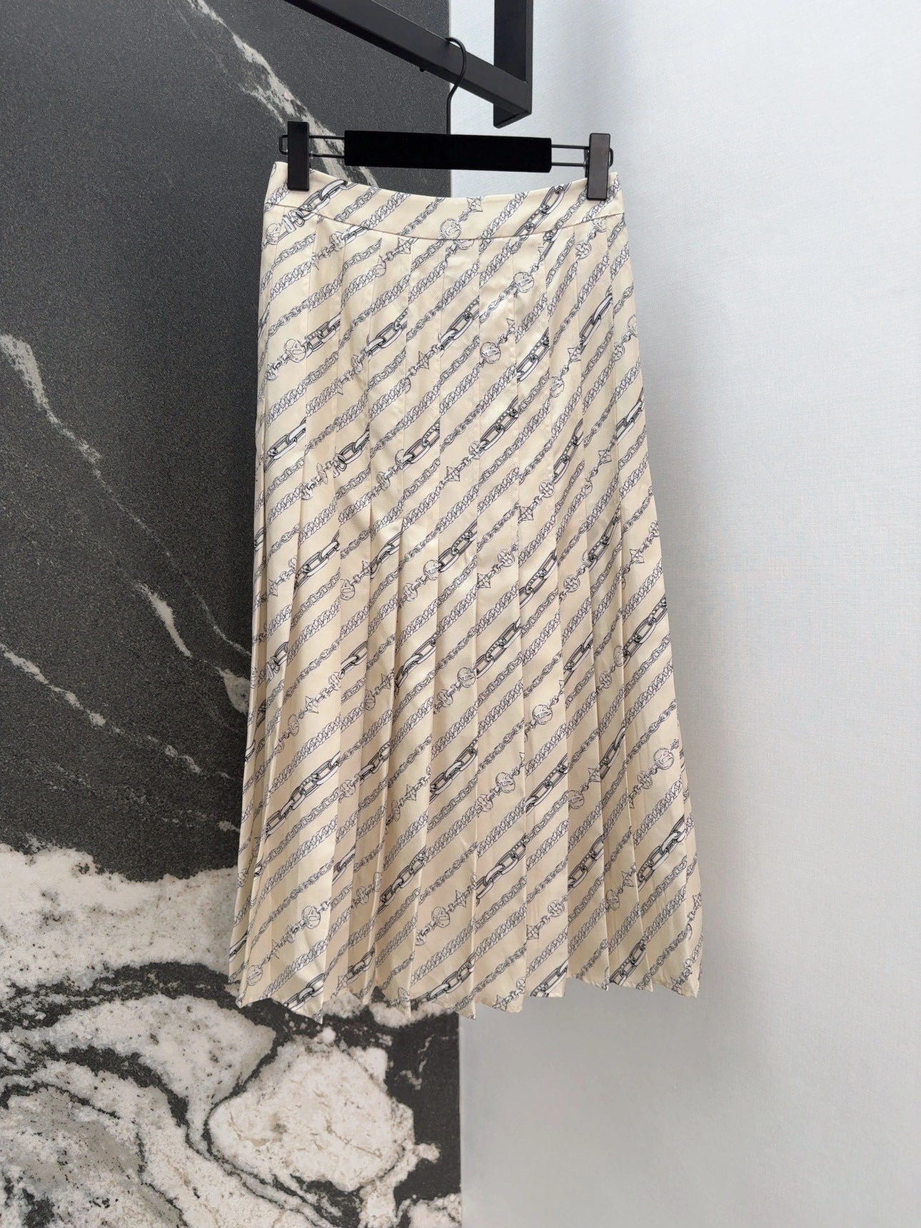 Victoria- 8V MONOGRAM Real silk item:E-F240B2316