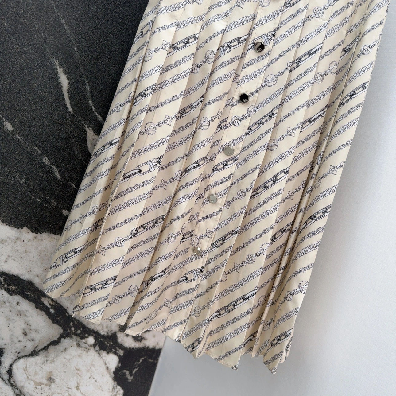 Victoria- 8V MONOGRAM Real silk item:E-F240B2316
